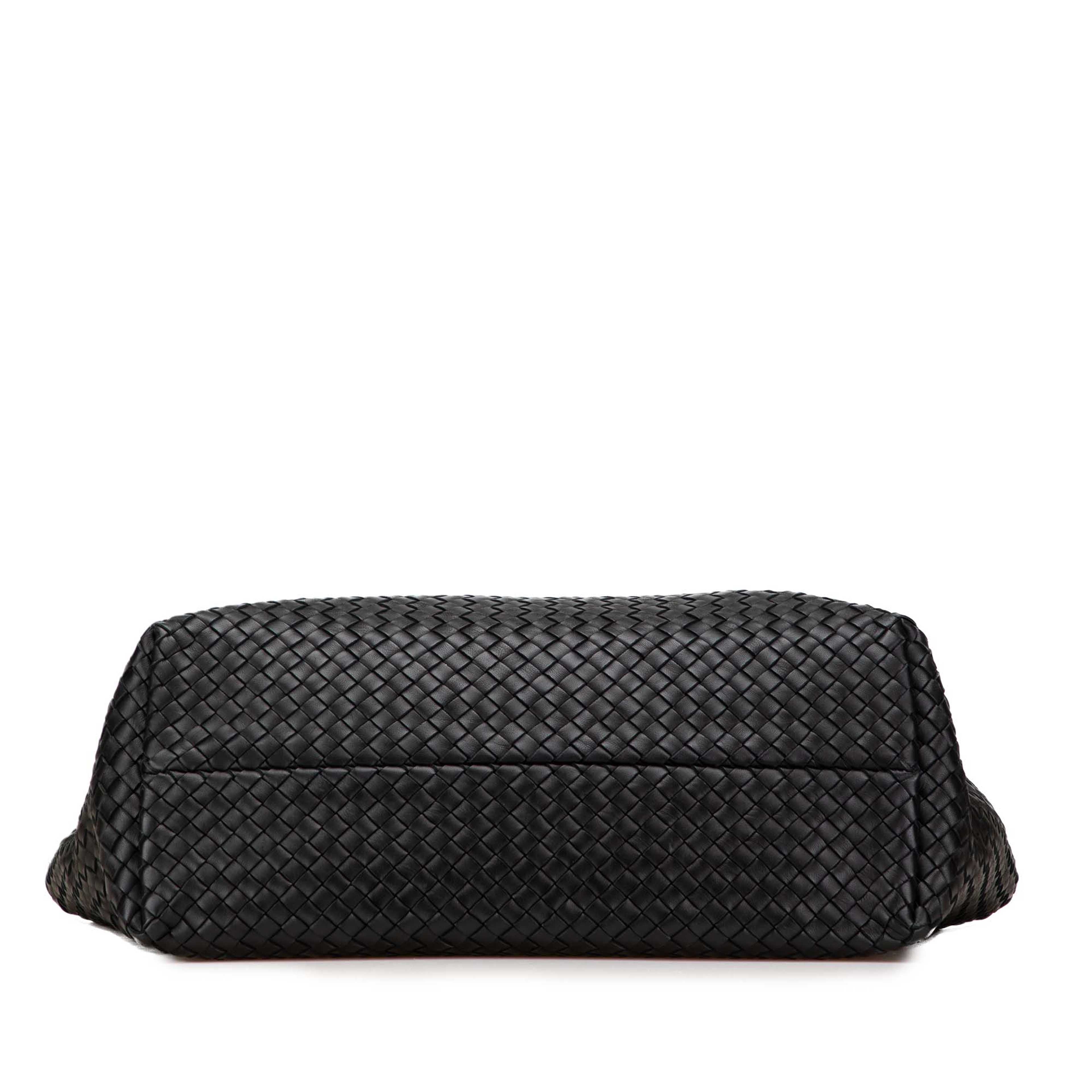 Bottega Veneta Medium Lambskin Intreccio Cabat Tote, från Luxclusif, i färgen svart. Klicka för att öppna bilden i stort format