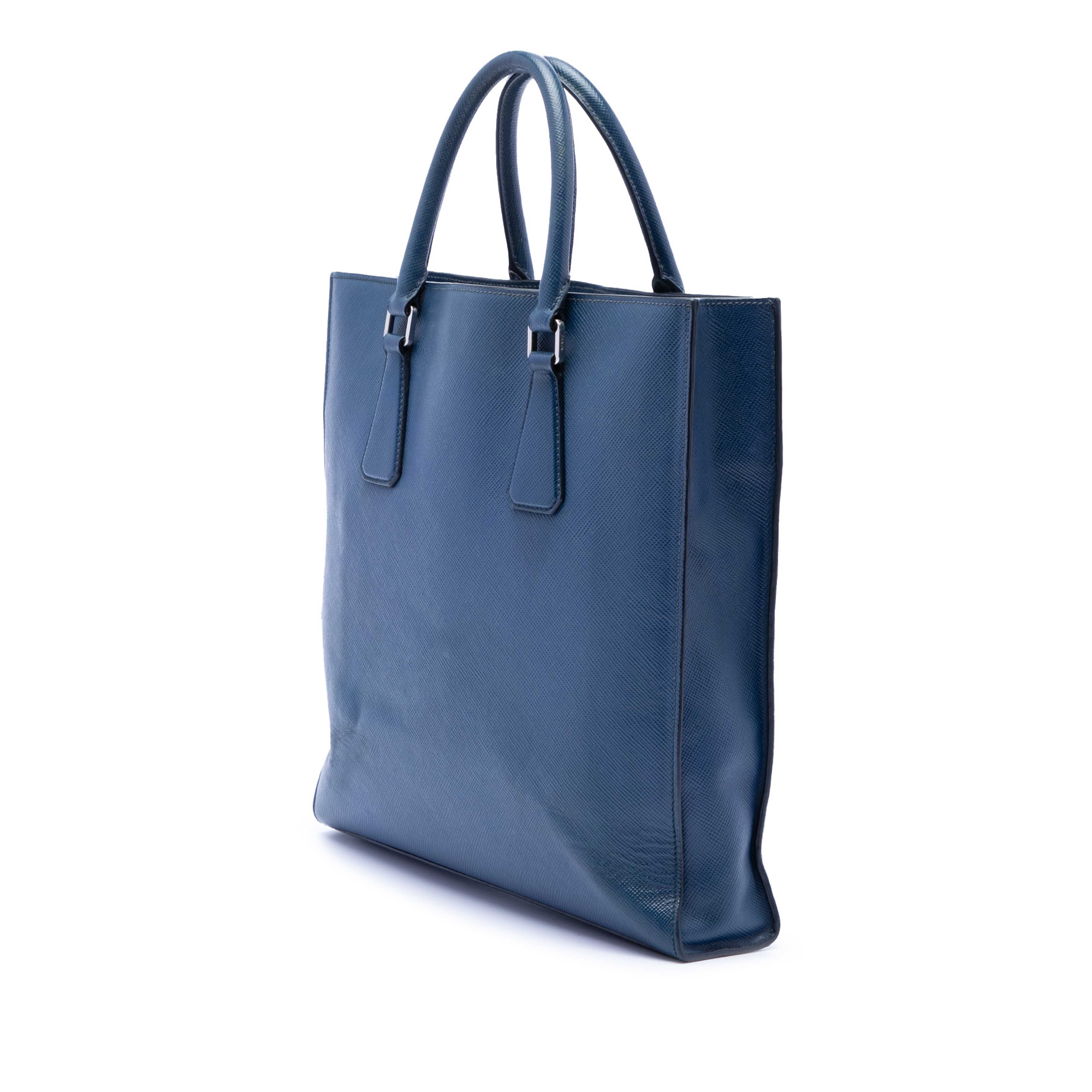 Prada Saffiano Lux Tote, från Luxclusif, i färgen blue. Klicka för att öppna bilden i stort format