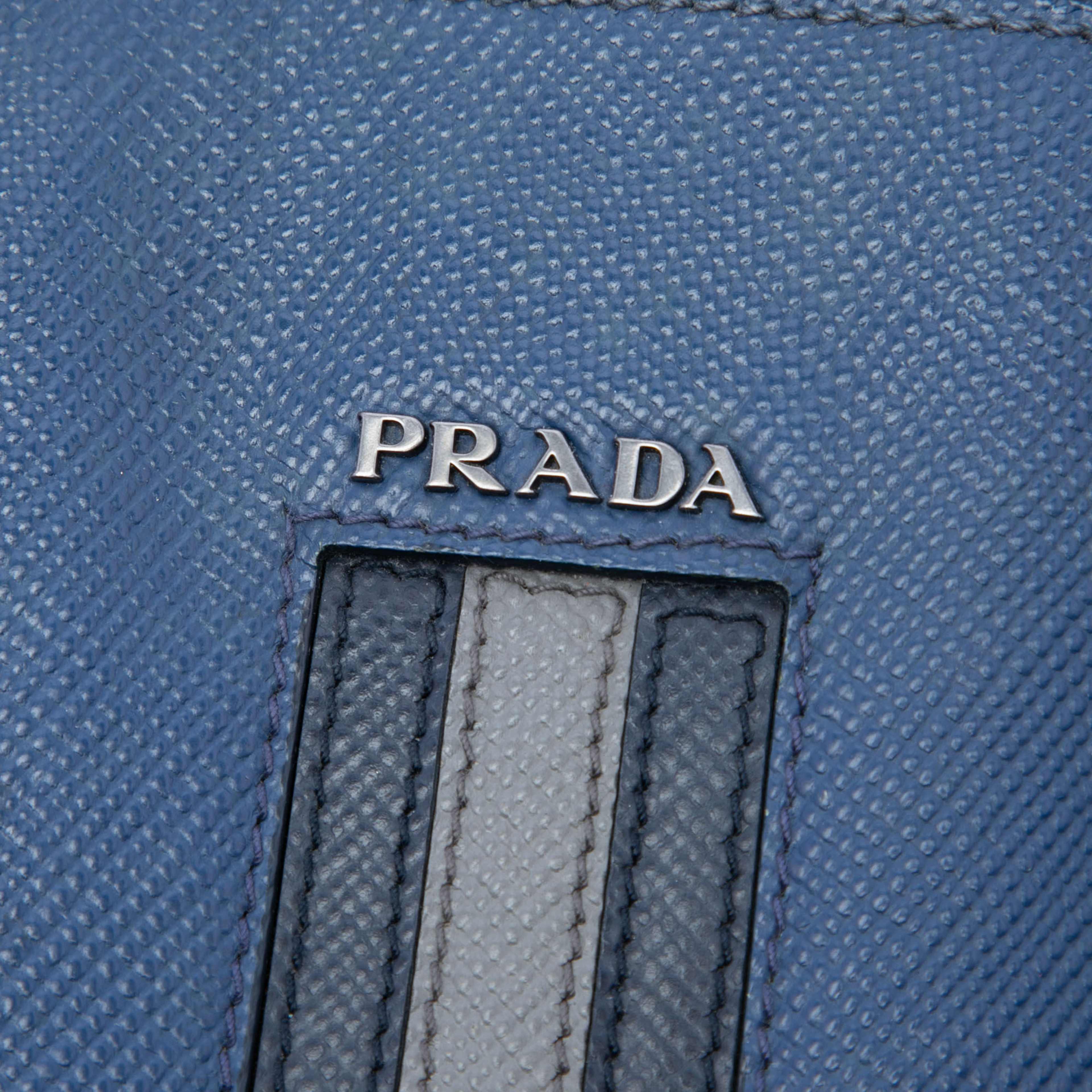 Prada Saffiano Lux Tote, från Luxclusif, i färgen blue. Klicka för att öppna bilden i stort format