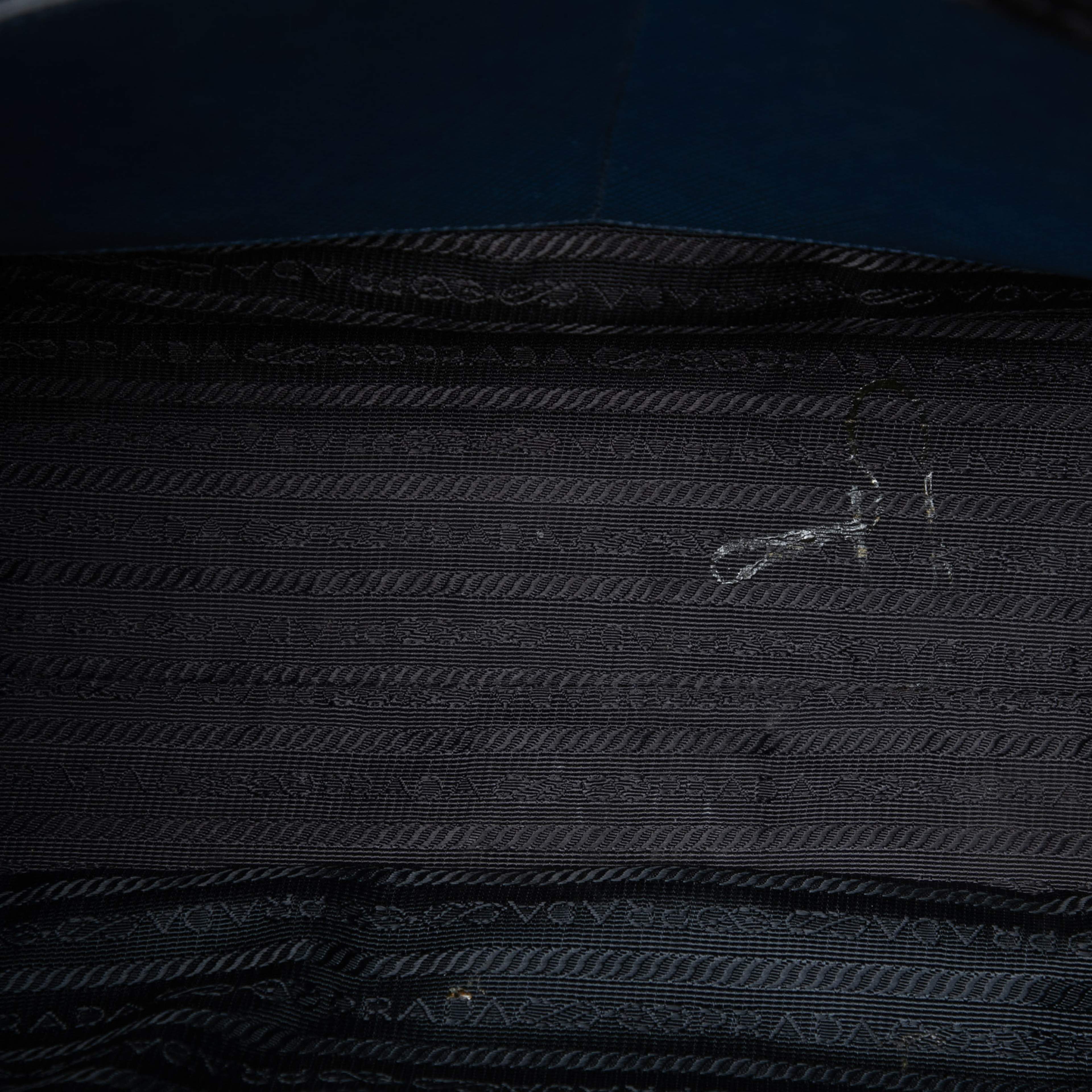 Prada Saffiano Lux Tote, från Luxclusif, i färgen blue. Klicka för att öppna bilden i stort format