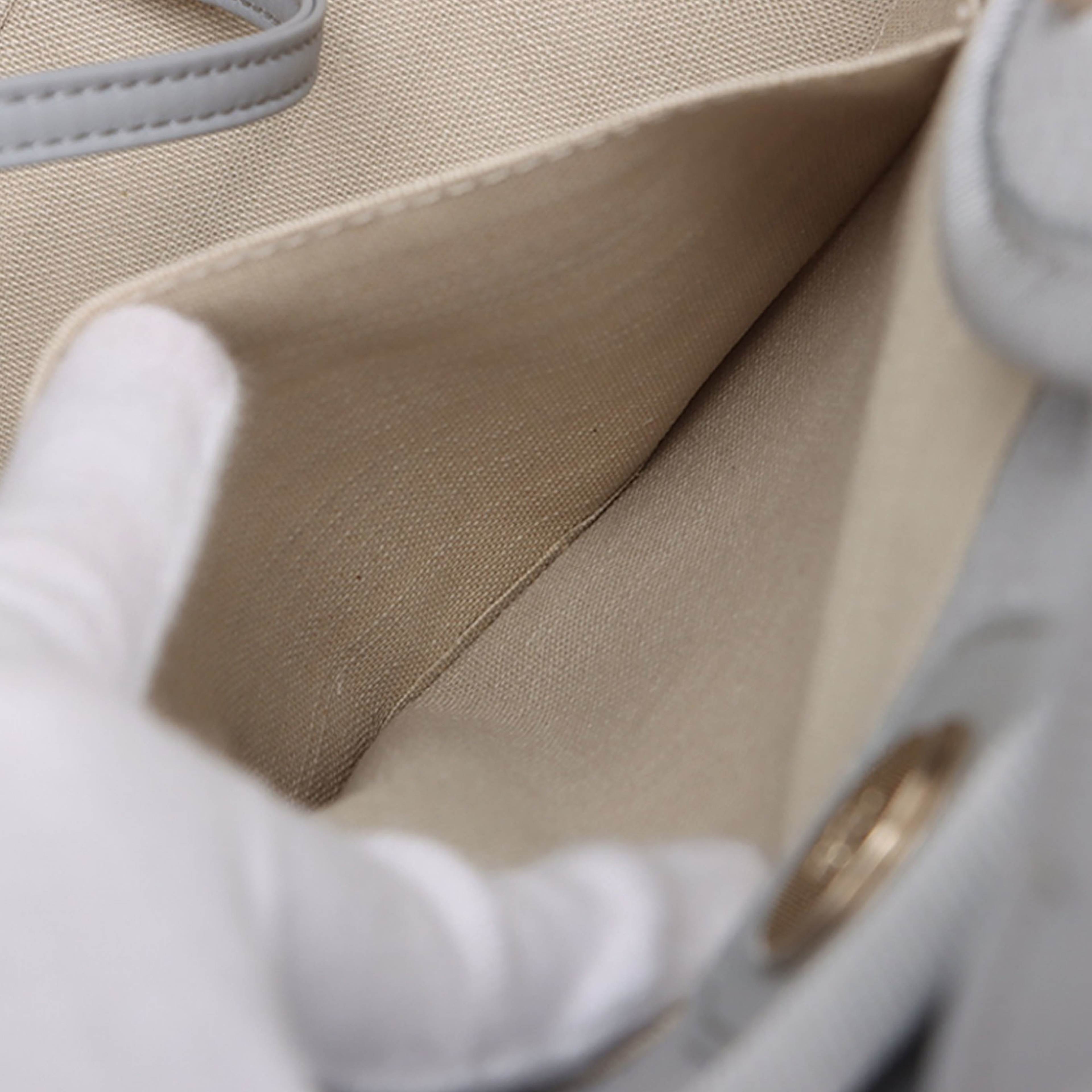 Chanel Small Canvas Deauville Tote, från Luxclusif, i färgen light gray. Klicka för att öppna bilden i stort format