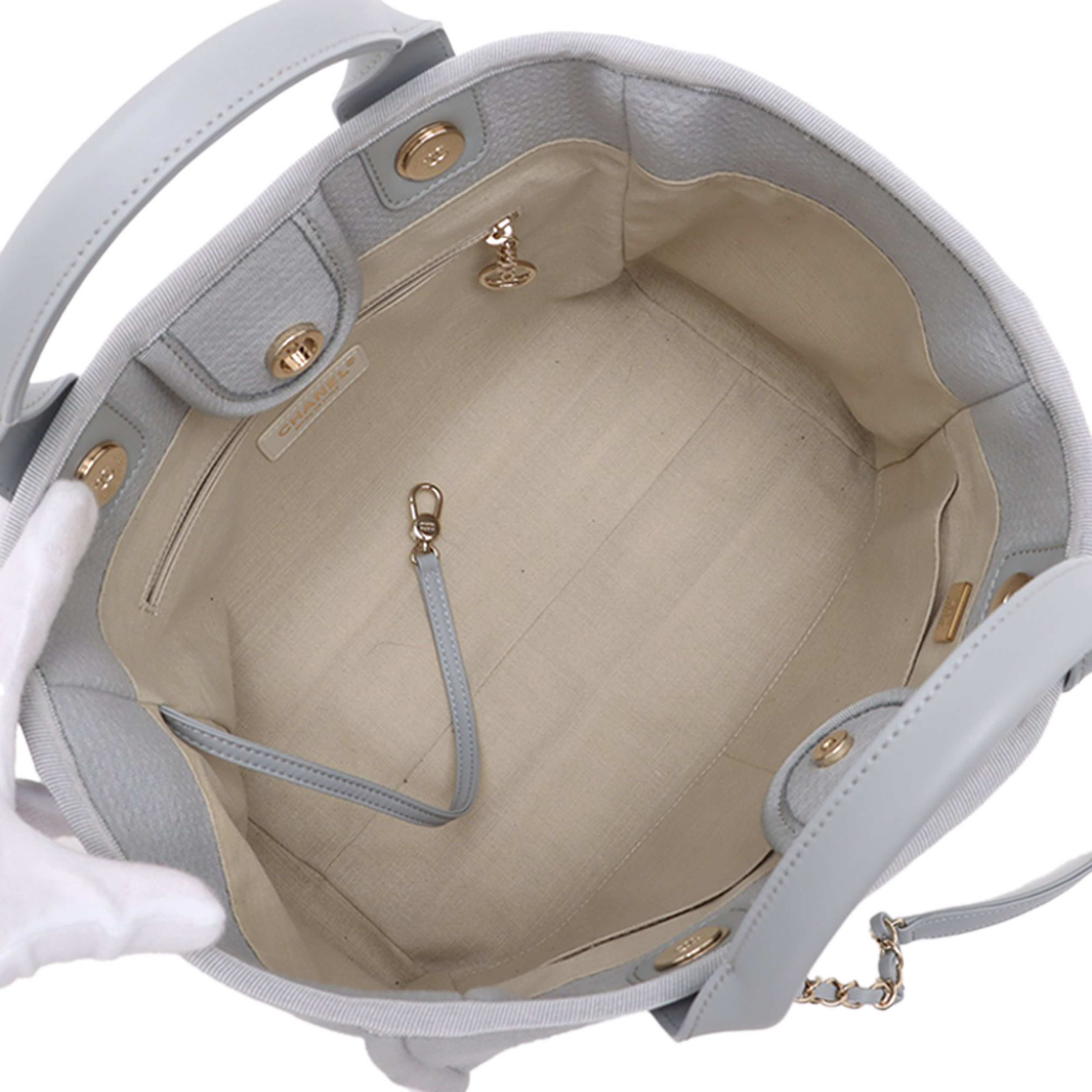 Chanel Small Canvas Deauville Tote, från Luxclusif, i färgen light gray. Klicka för att öppna bilden i stort format