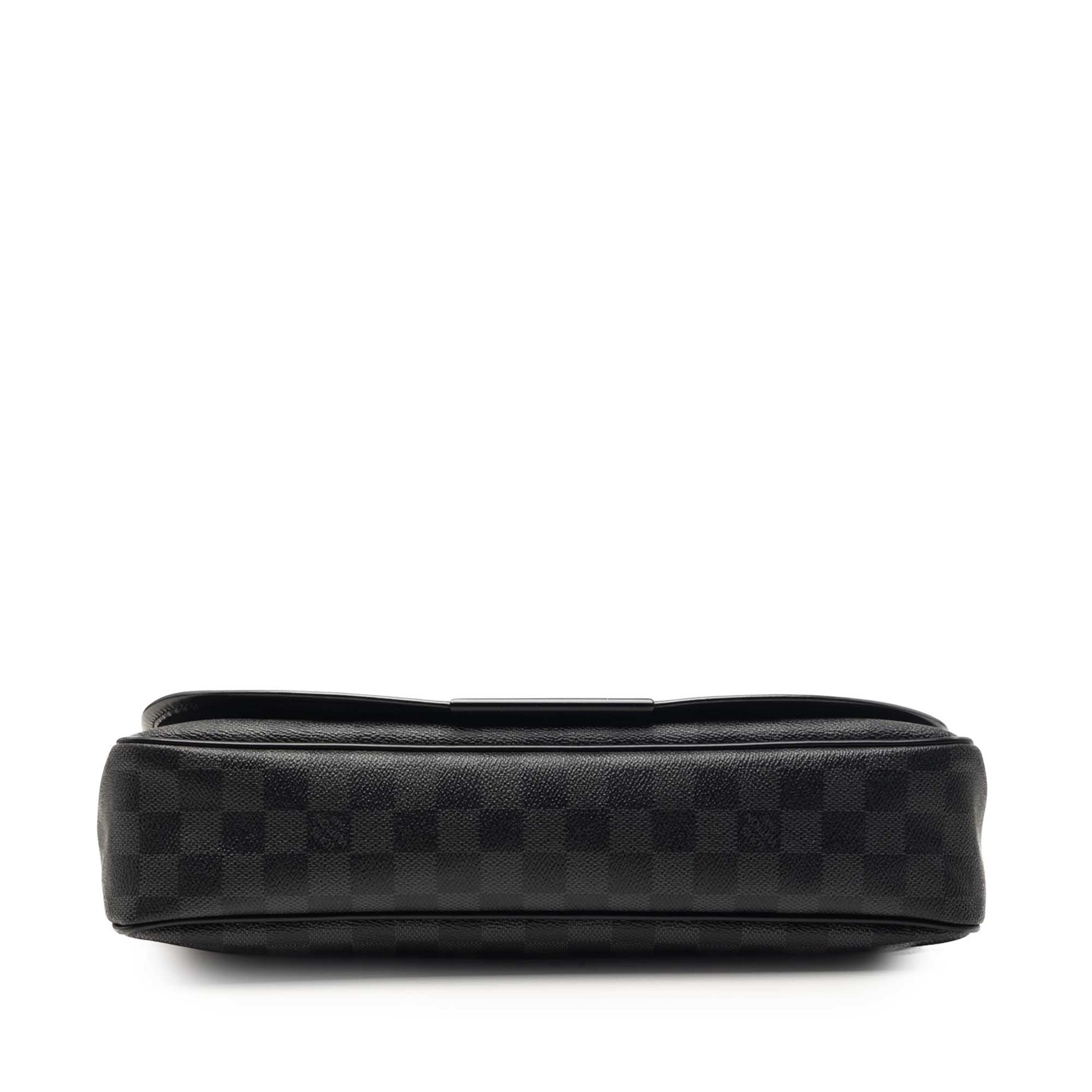 Louis Vuitton Damier Graphite Daniel Mm, från Luxclusif, i färgen black. Klicka för att öppna bilden i stort format