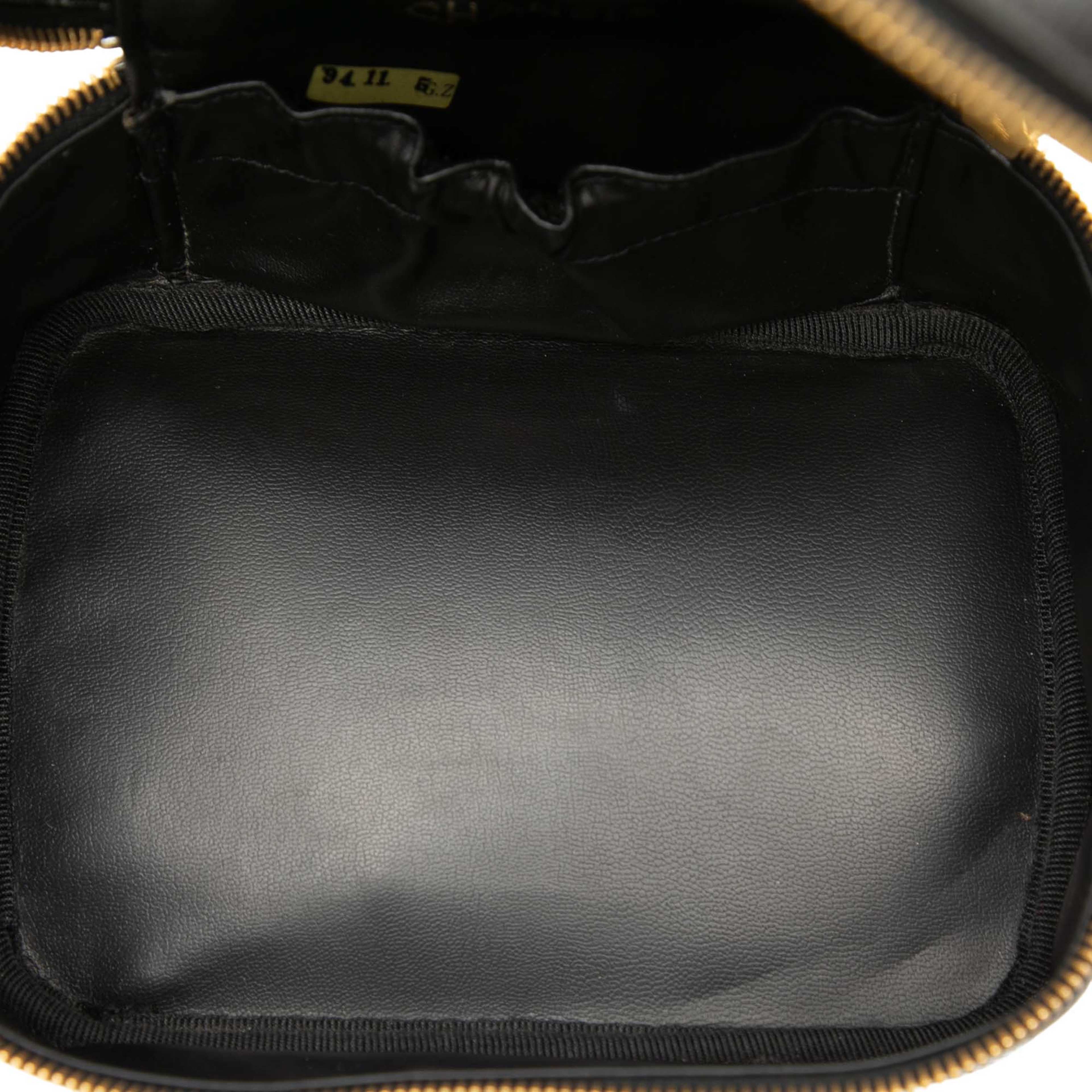 Chanel Cc Caviar Vanity Bag, från Luxclusif, i färgen black. Klicka för att öppna bilden i stort format