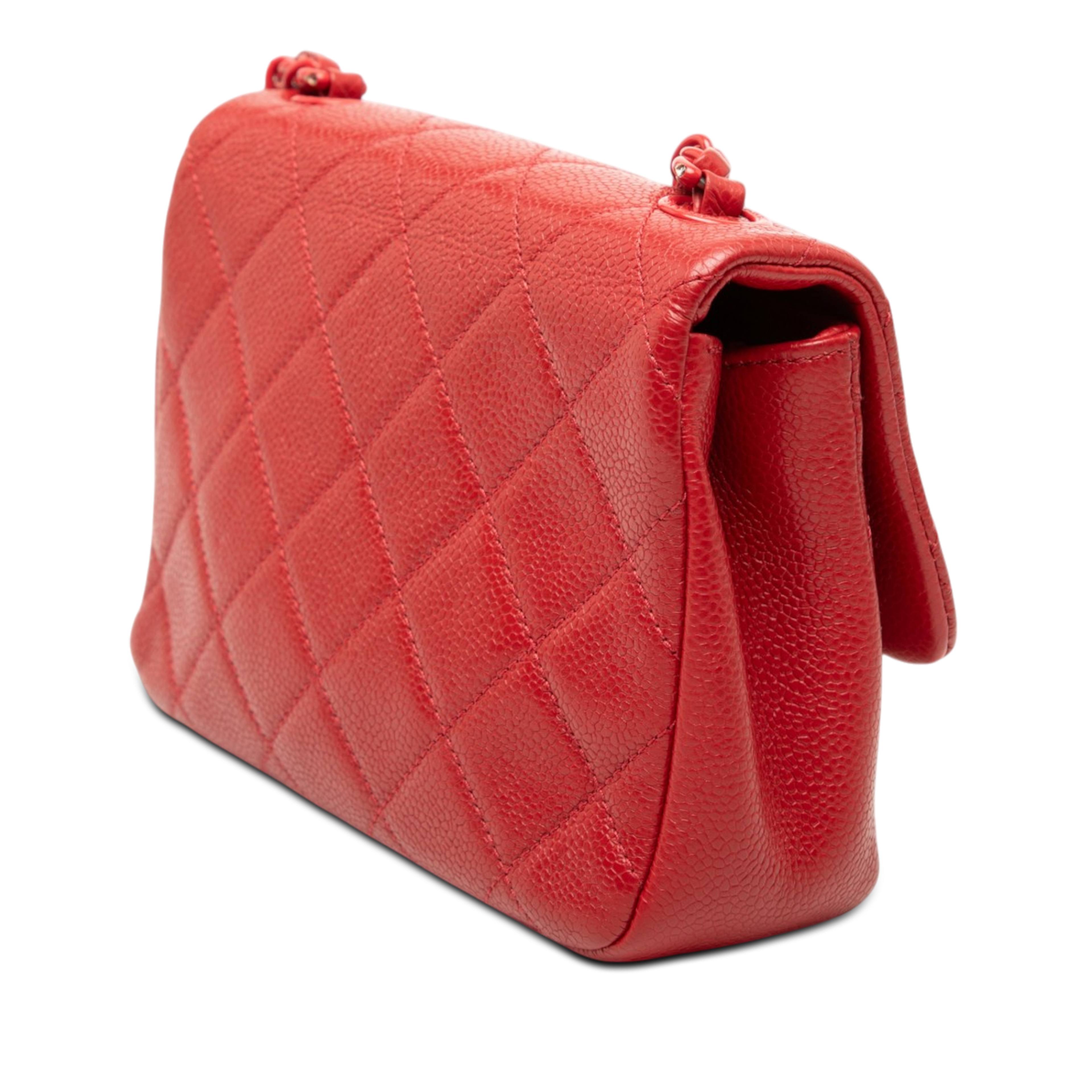 Chanel Mini Square Caviar Incognito Flap, från Luxclusif, i färgen red. Klicka för att öppna bilden i stort format