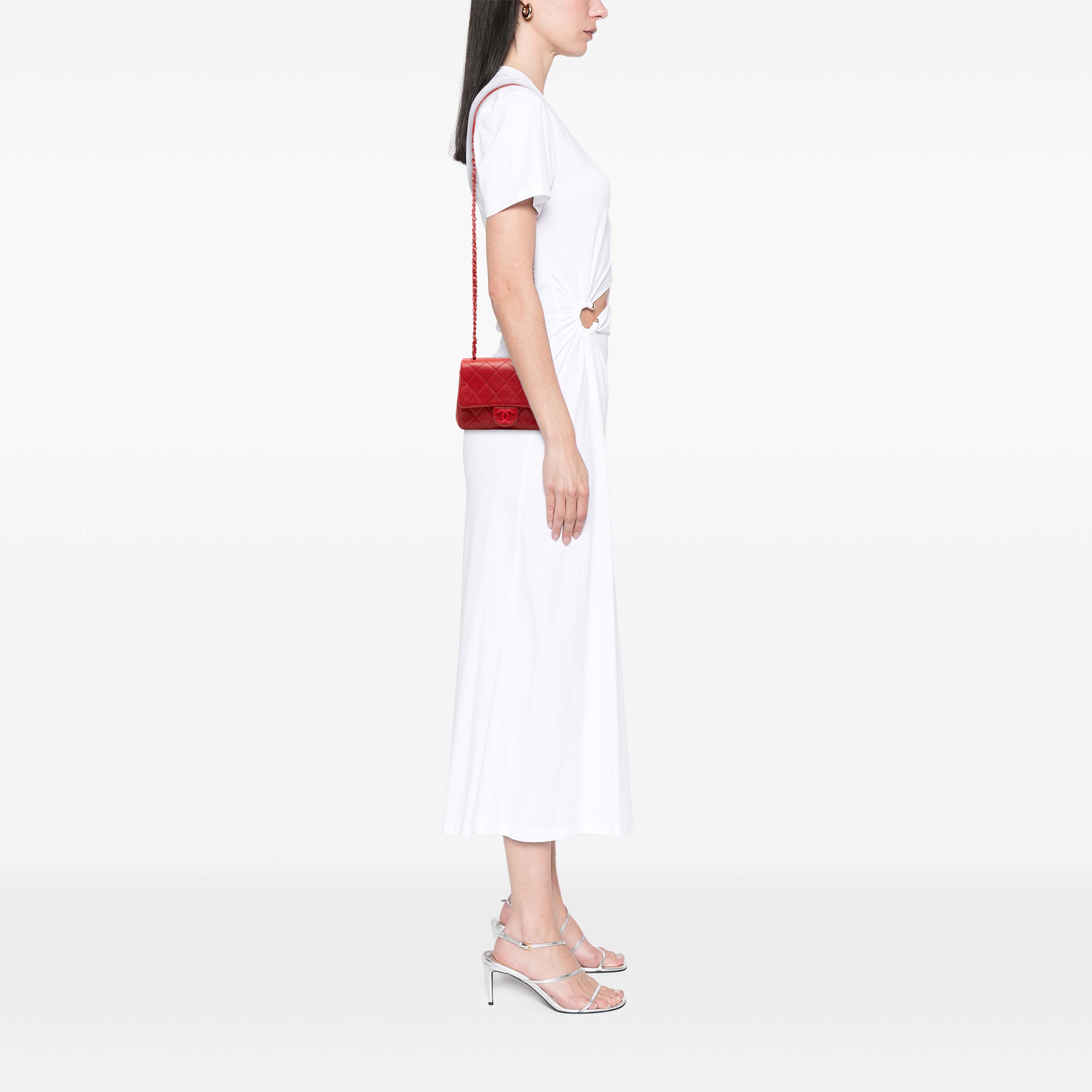 Chanel Mini Square Caviar Incognito Flap, från Luxclusif, i färgen röd. Klicka för att öppna bilden i stort format