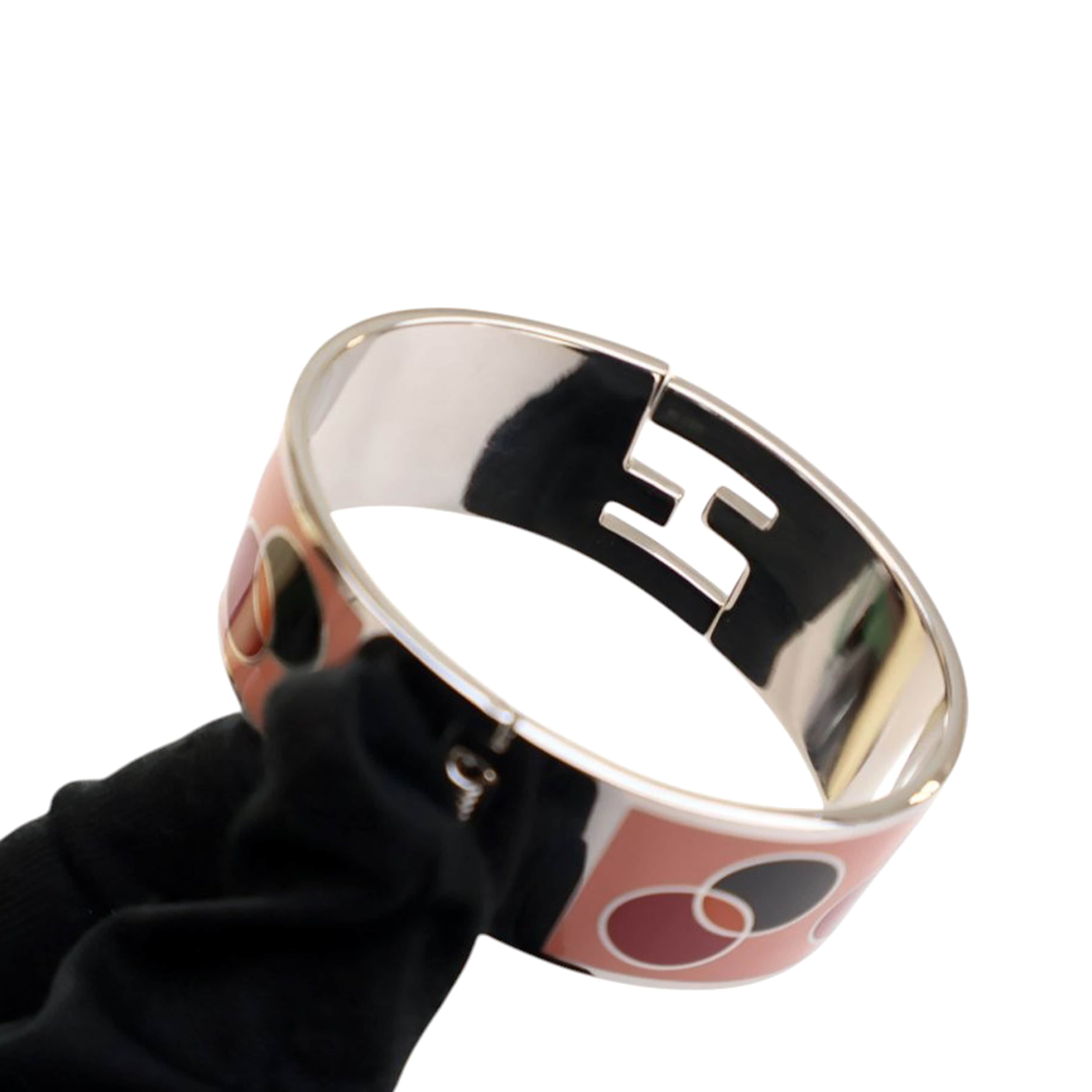 Fendi Enamel Fendista Hinged Bracelet, från Luxclusif, i färgen salmon. Klicka för att öppna bilden i stort format