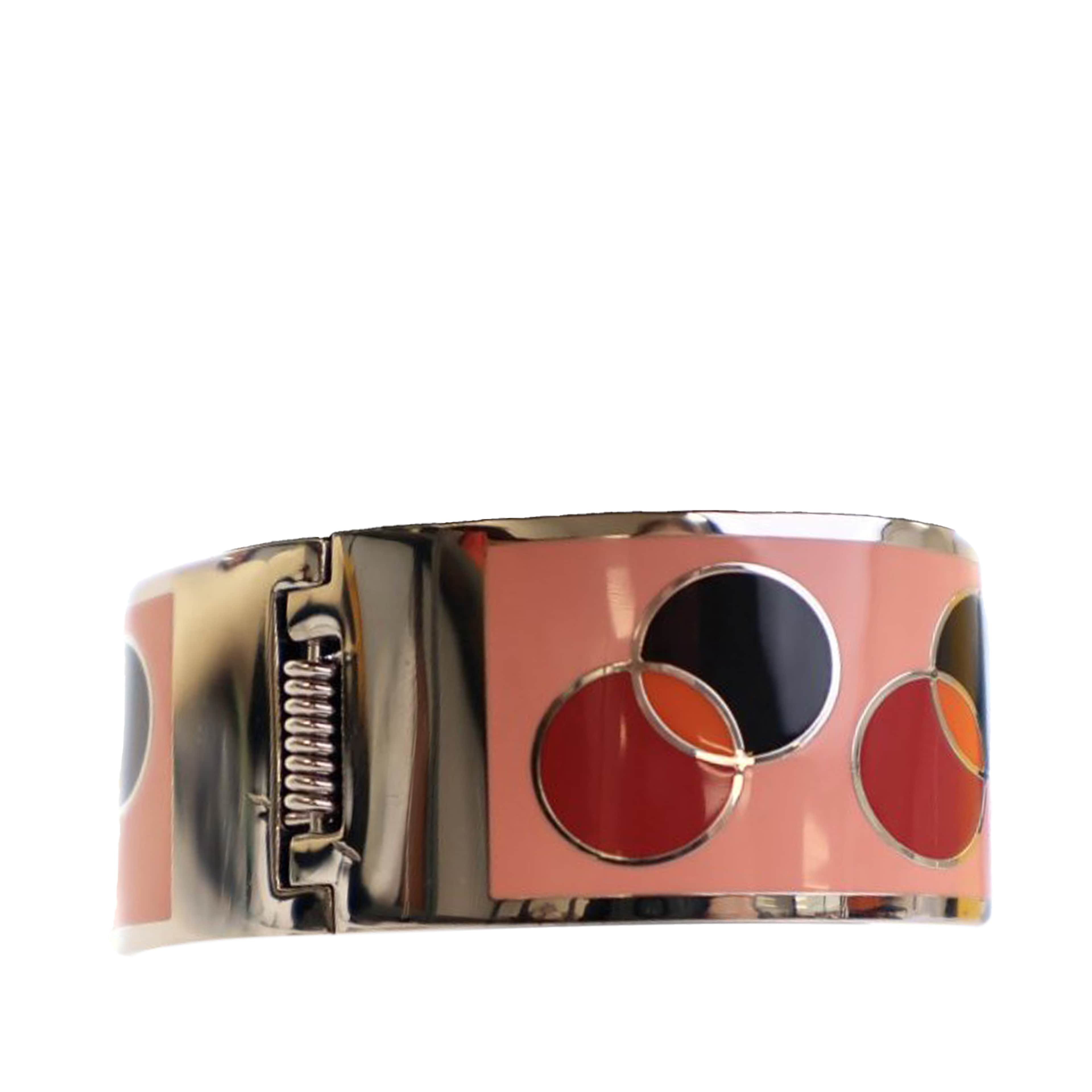 Fendi Enamel Fendista Hinged Bracelet, från Luxclusif, i färgen salmon. Klicka för att öppna bilden i stort format