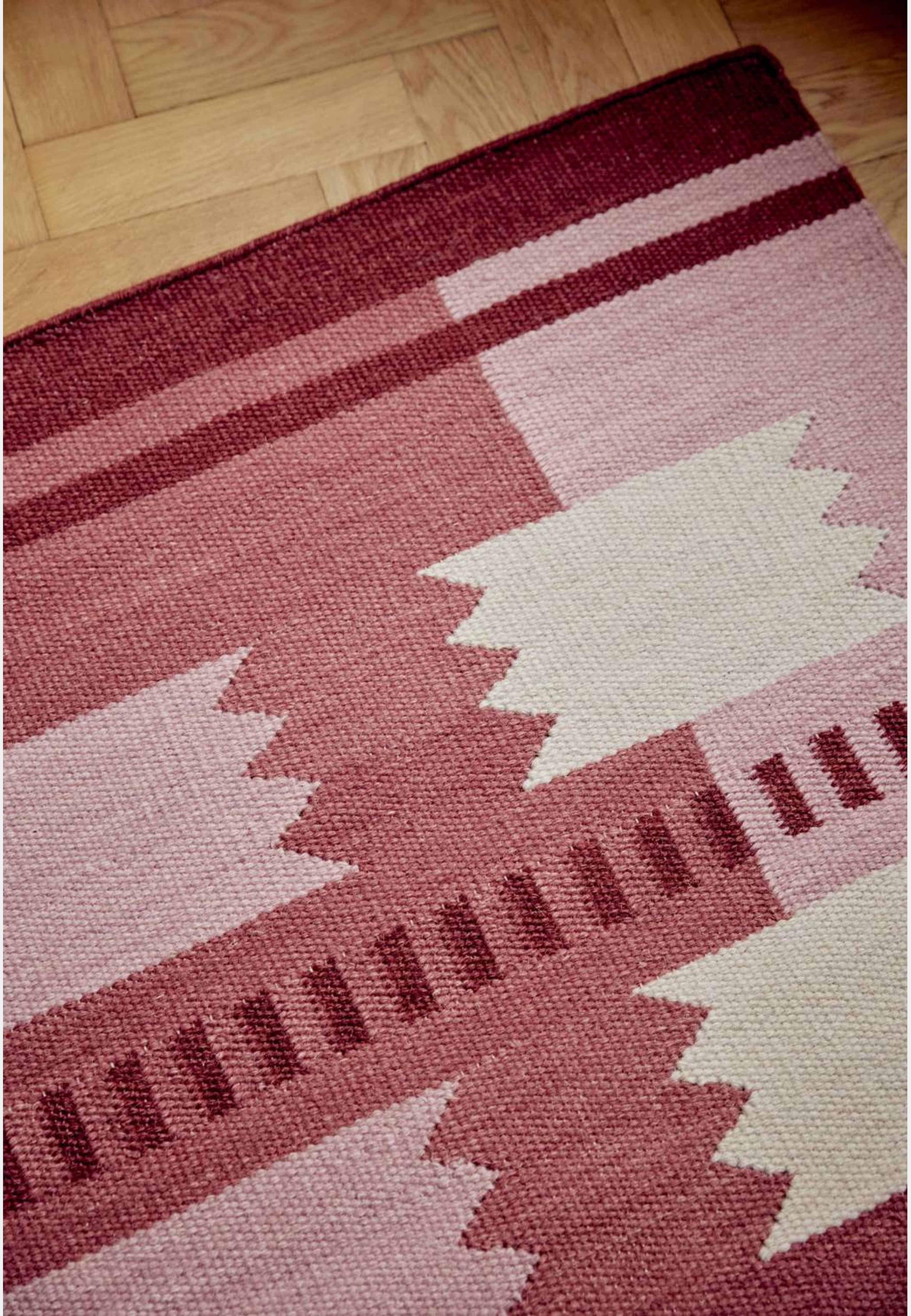 Röllakan Ullmatta 280x270 cm, från Layered, i färgen röd. Klicka för att öppna bilden i stort format