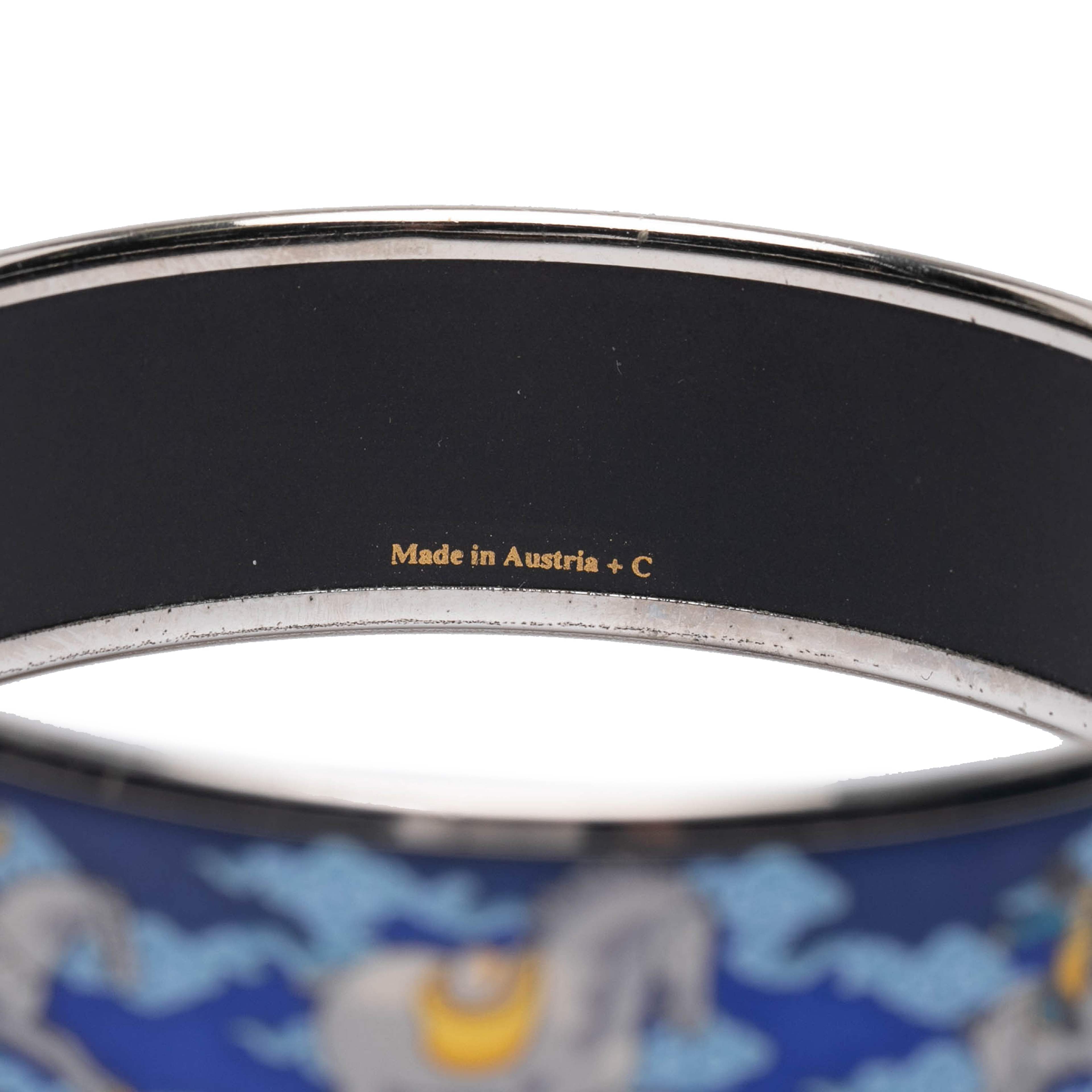 Hermès Wide Enamel Horse Riding Motif Bangle, från Luxclusif, i färgen blue. Klicka för att öppna bilden i stort format