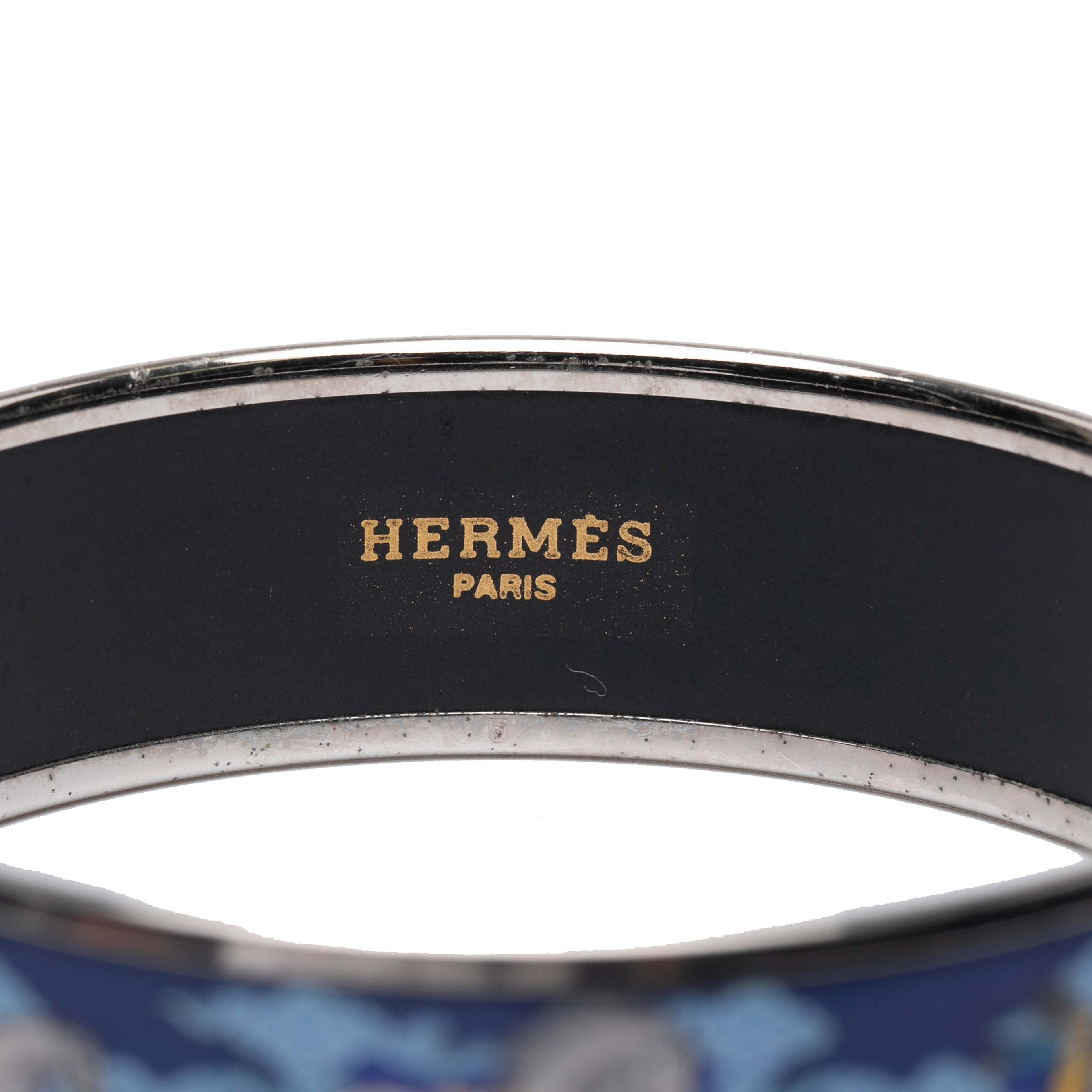 Hermès Wide Enamel Horse Riding Motif Bangle, från Luxclusif, i färgen blue. Klicka för att öppna bilden i stort format