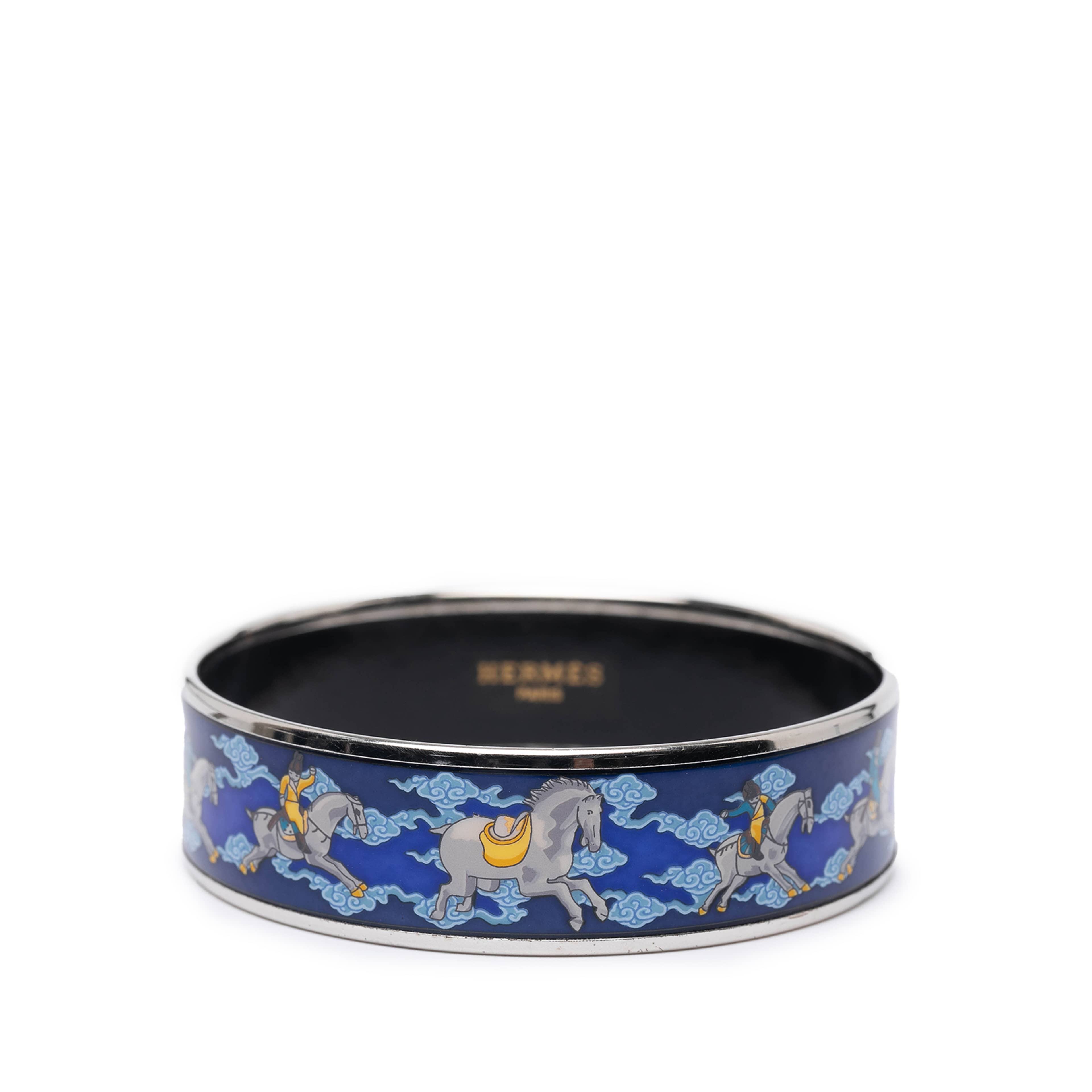 Hermès Wide Enamel Horse Riding Motif Bangle, från Luxclusif, i färgen blue. Klicka för att öppna bilden i stort format
