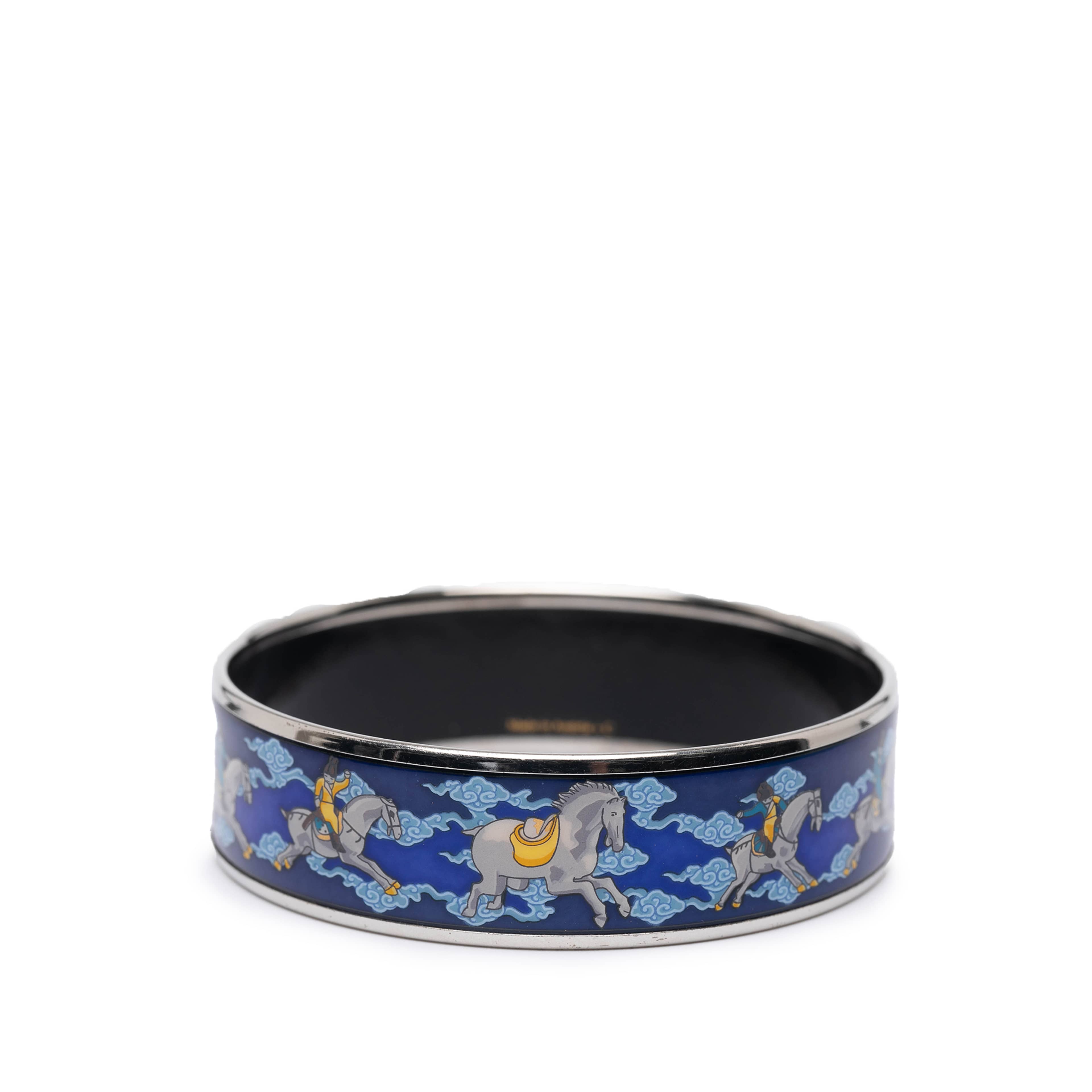 Hermès Wide Enamel Horse Riding Motif Bangle, från Luxclusif, i färgen blue. Klicka för att öppna bilden i stort format