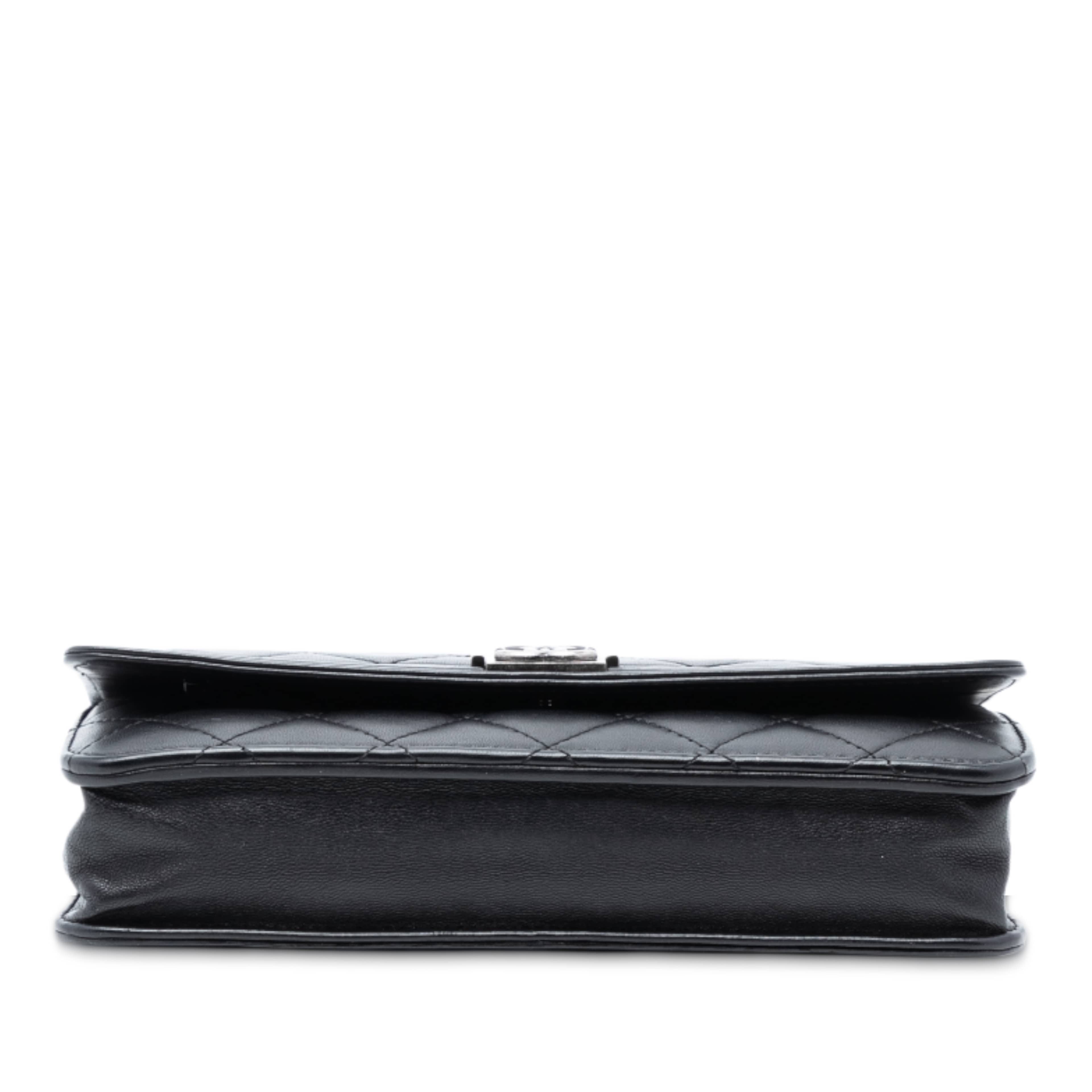 Chanel Quilted Lambskin Boy Wallet On Chain, från Luxclusif, i färgen black. Klicka för att öppna bilden i stort format