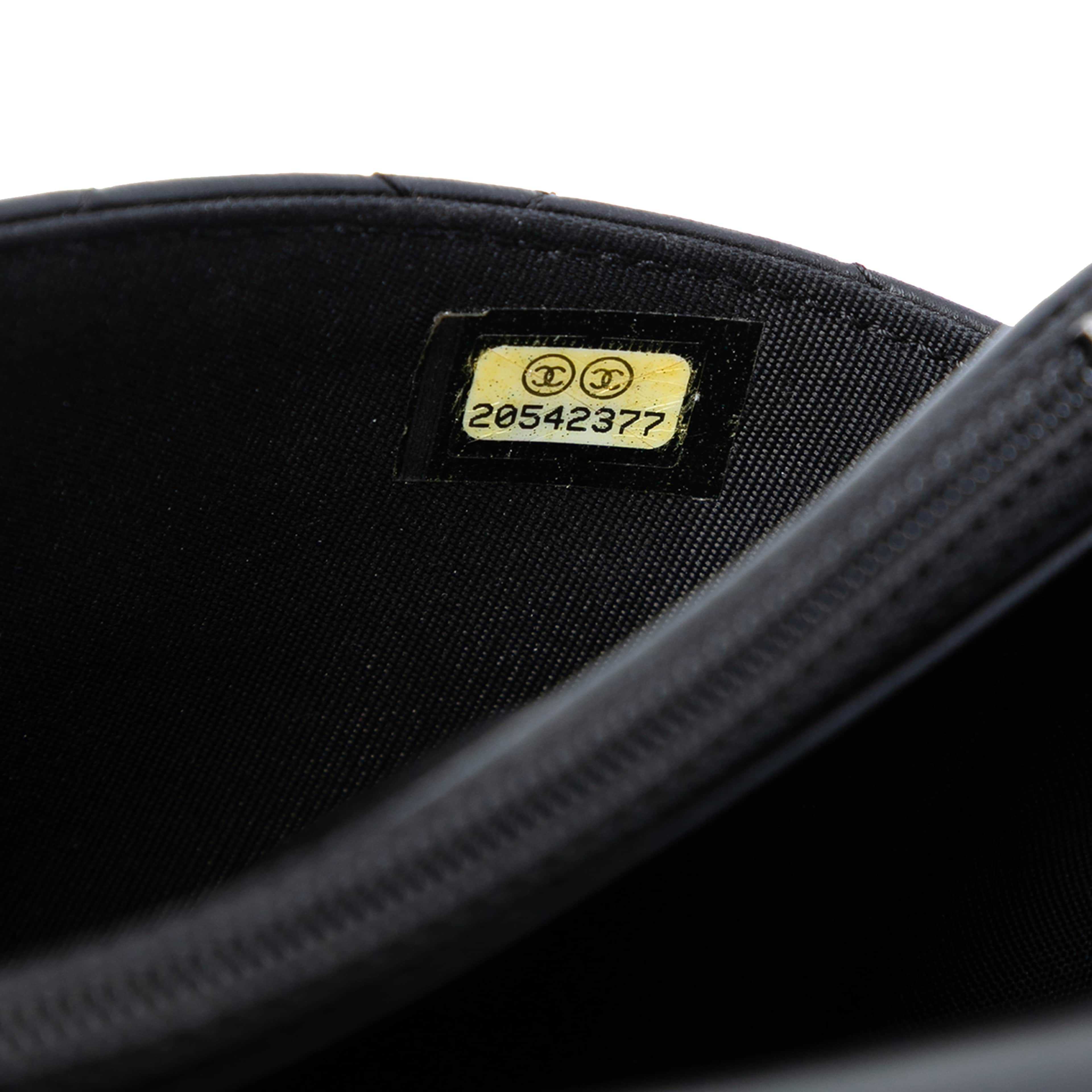 Chanel Quilted Lambskin Boy Wallet On Chain, från Luxclusif, i färgen black. Klicka för att öppna bilden i stort format