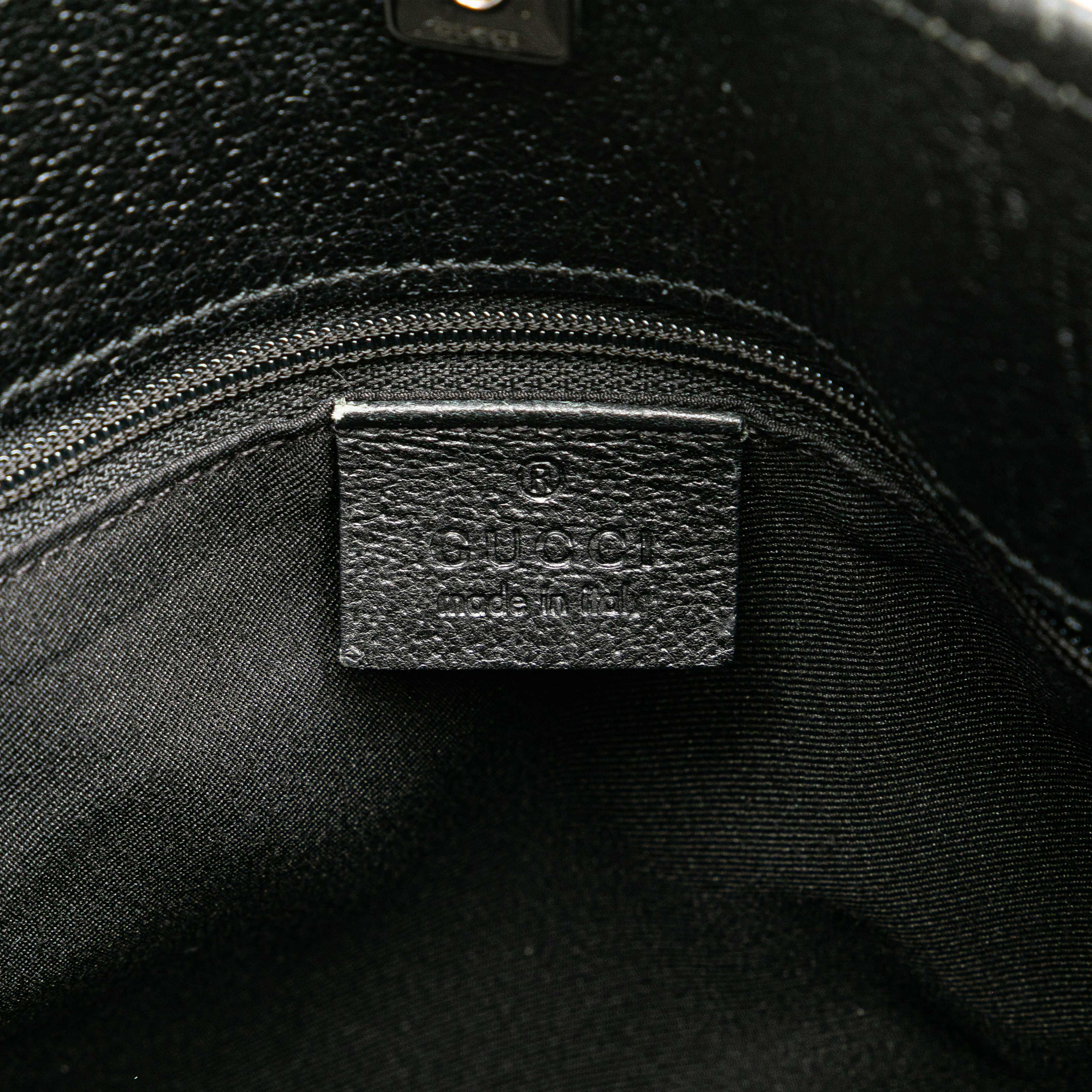 Gucci Gg Canvas Eclipse Crossbody, från Luxclusif, i färgen black. Klicka för att öppna bilden i stort format