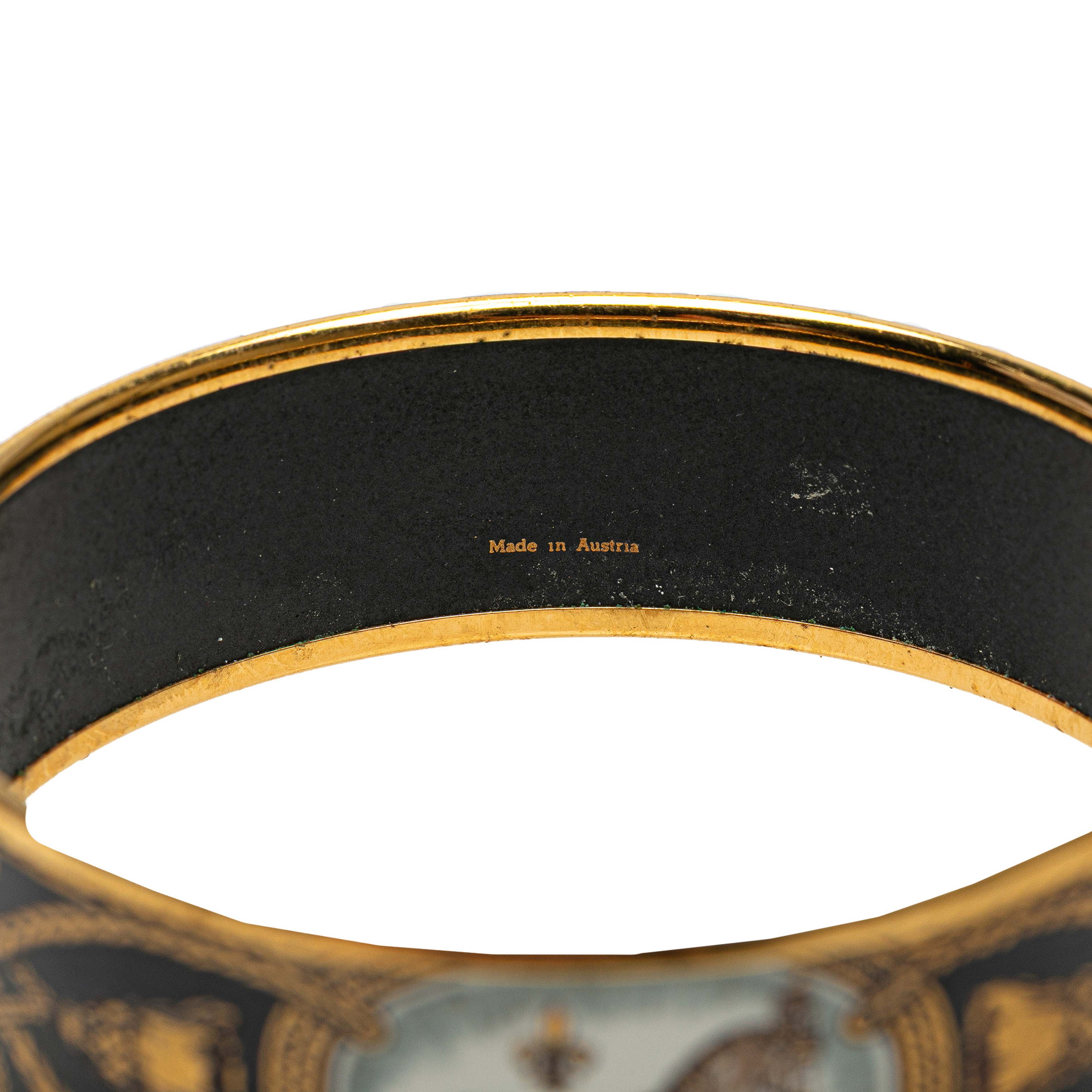 Hermès Wide Enamel Grand Apparat Horse Bangle, från Luxclusif, i färgen black. Klicka för att öppna bilden i stort format