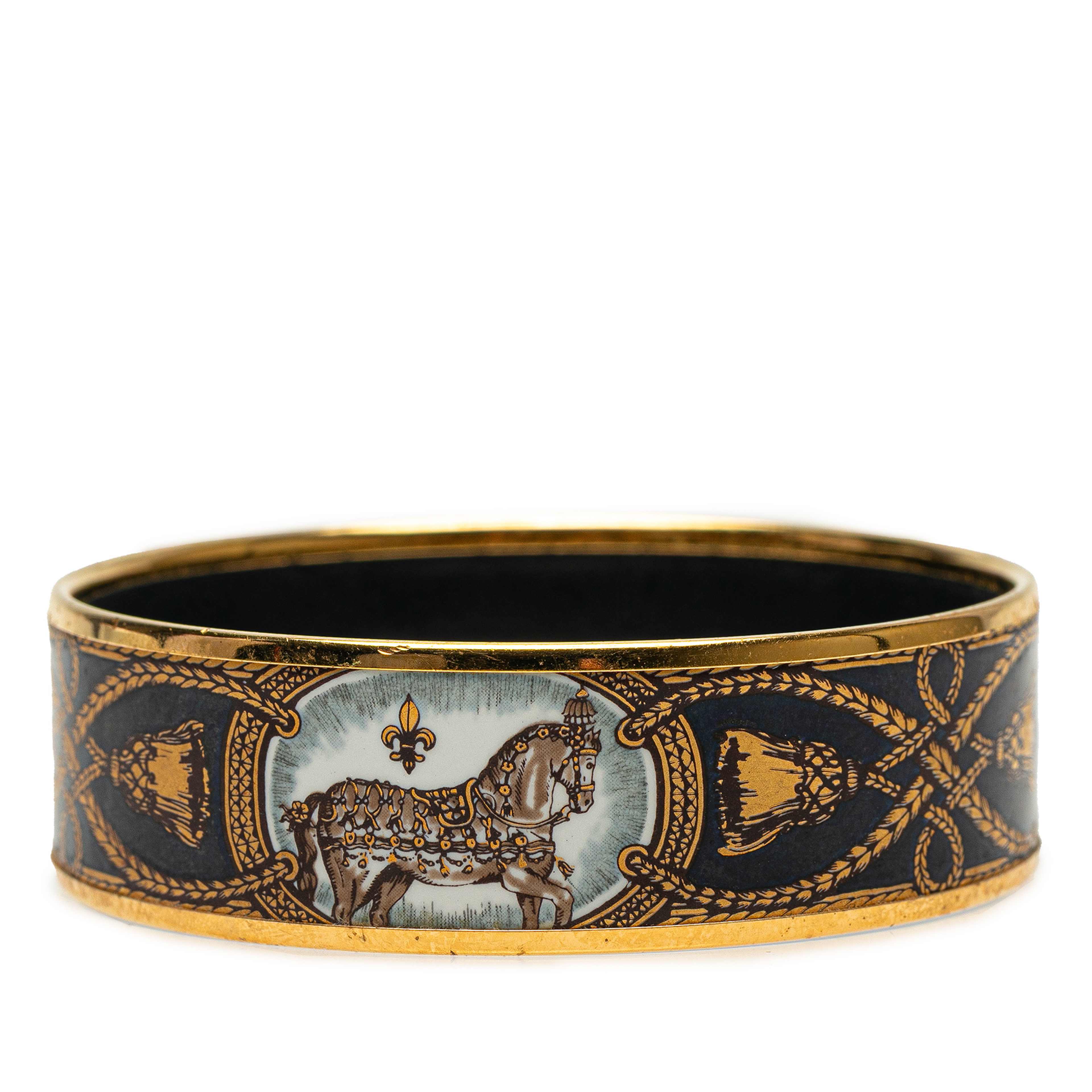 Hermès Wide Enamel Grand Apparat Horse Bangle, från Luxclusif, i färgen black. Klicka för att öppna bilden i stort format