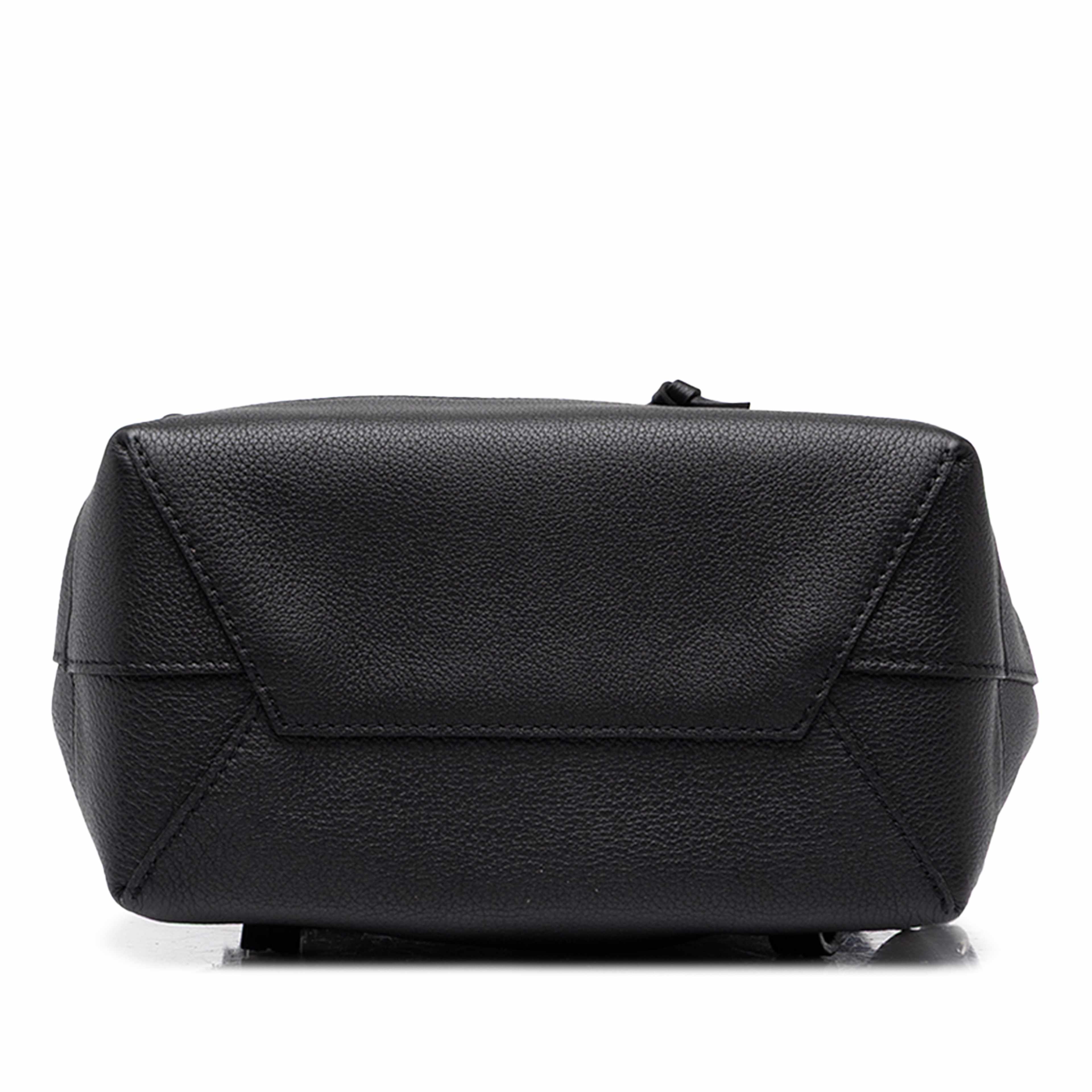 Louis Vuitton Taurillon Lockme Backpack, från Luxclusif, i färgen svart. Klicka för att öppna bilden i stort format