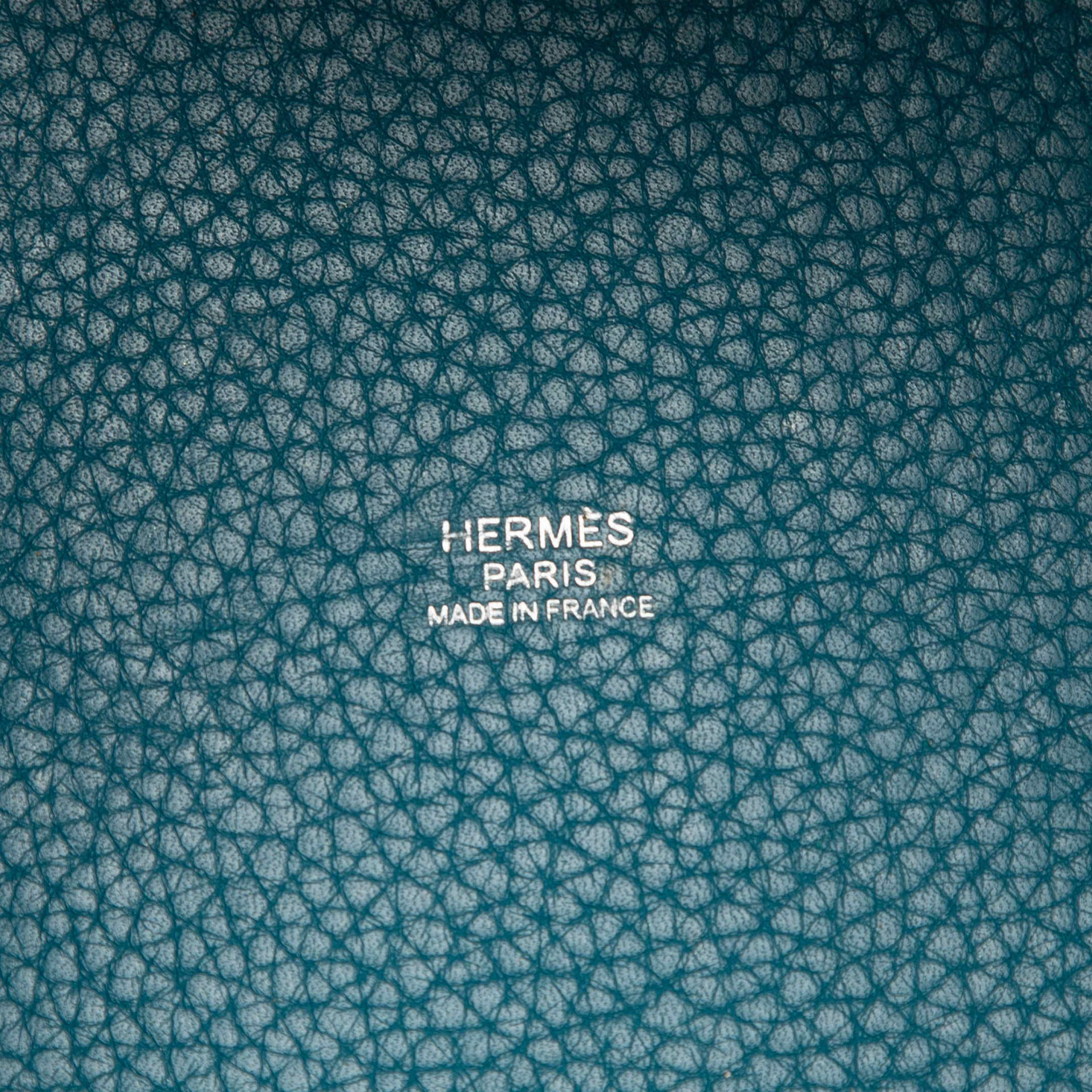 Hermès Clemence Picotin Lock 18, från Luxclusif, i färgen peacock. Klicka för att öppna bilden i stort format