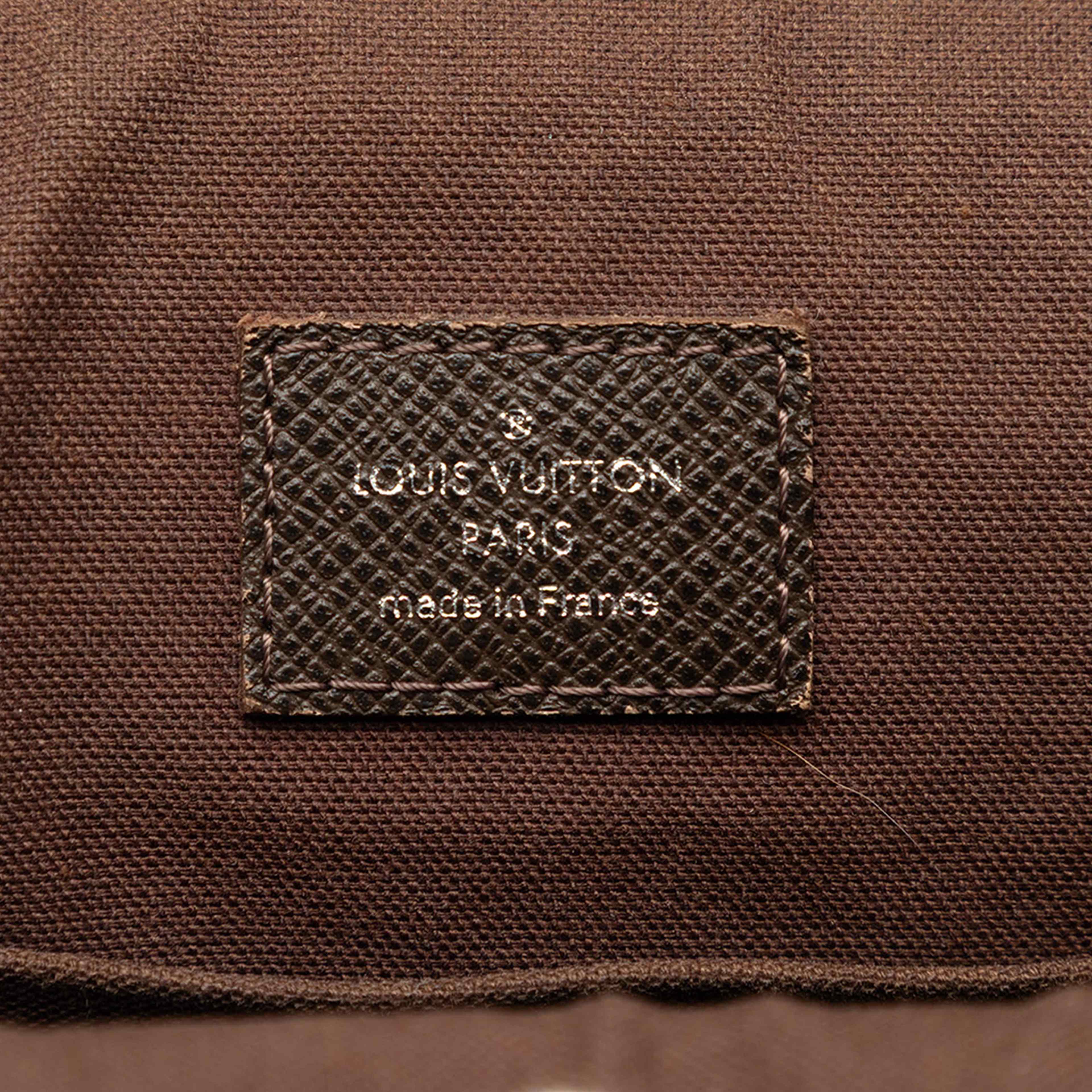 Louis Vuitton Taiga Andrei, från Luxclusif, i färgen brun. Klicka för att öppna bilden i stort format