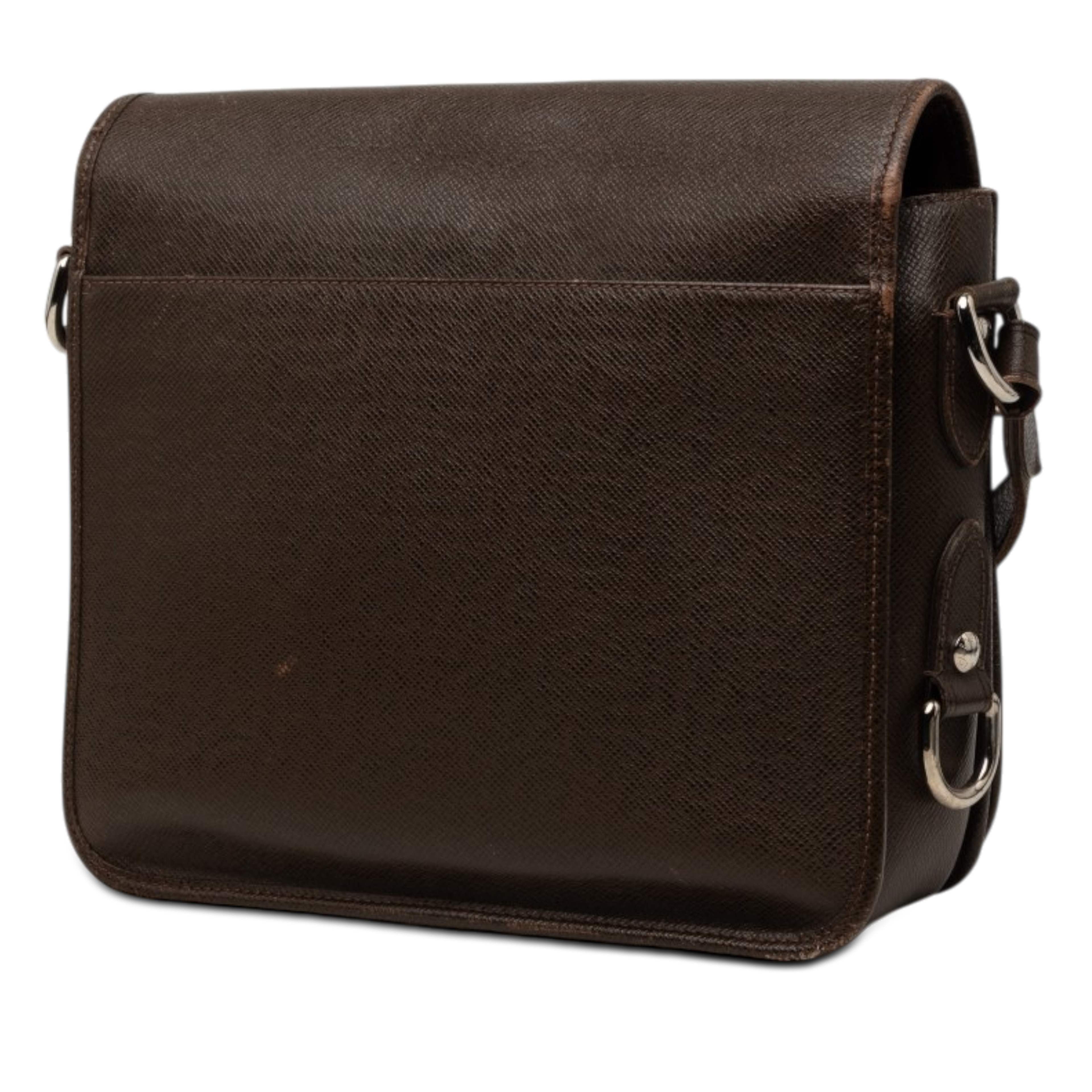 Louis Vuitton Taiga Andrei, från Luxclusif, i färgen brun. Klicka för att öppna bilden i stort format
