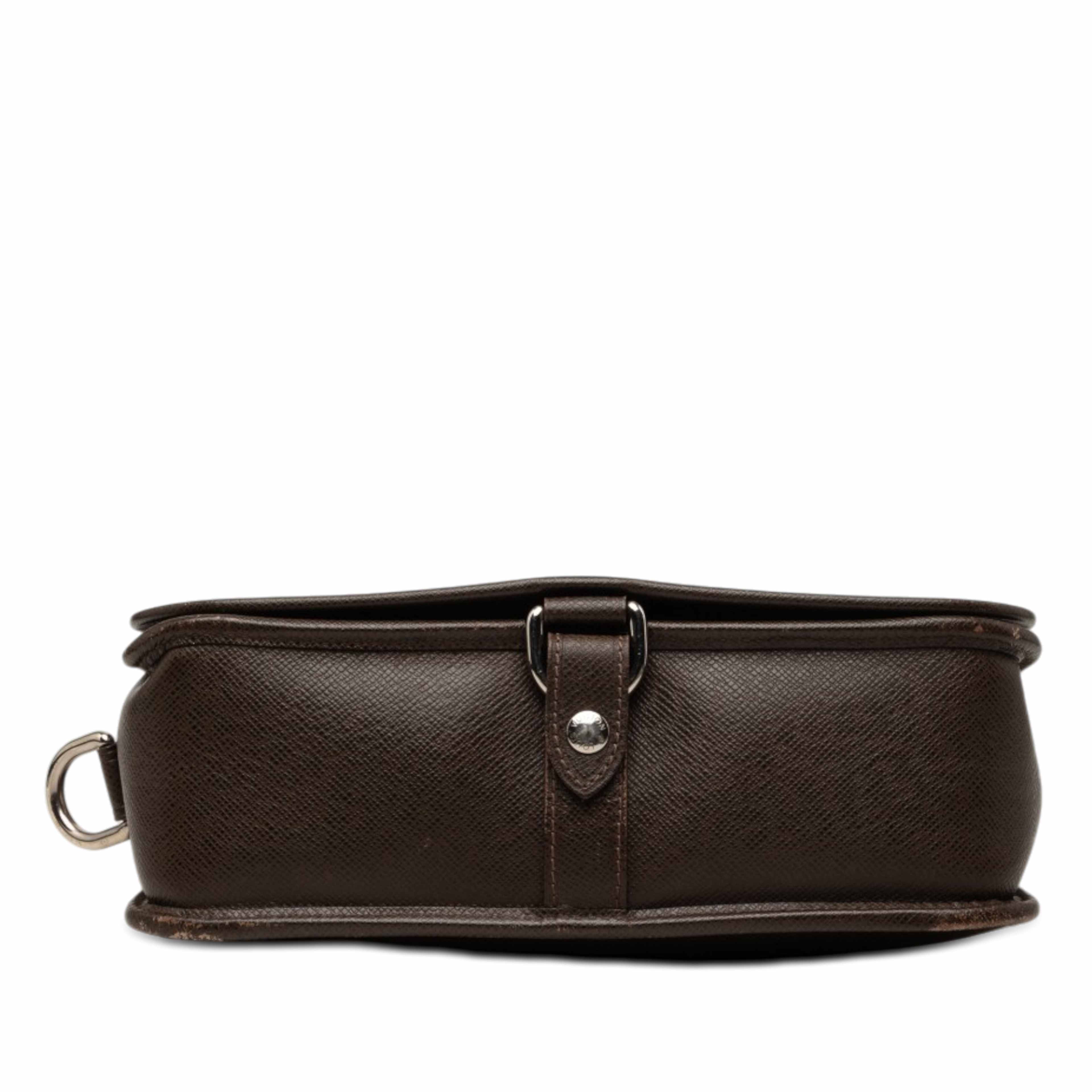 Louis Vuitton Taiga Andrei, från Luxclusif, i färgen brun. Klicka för att öppna bilden i stort format