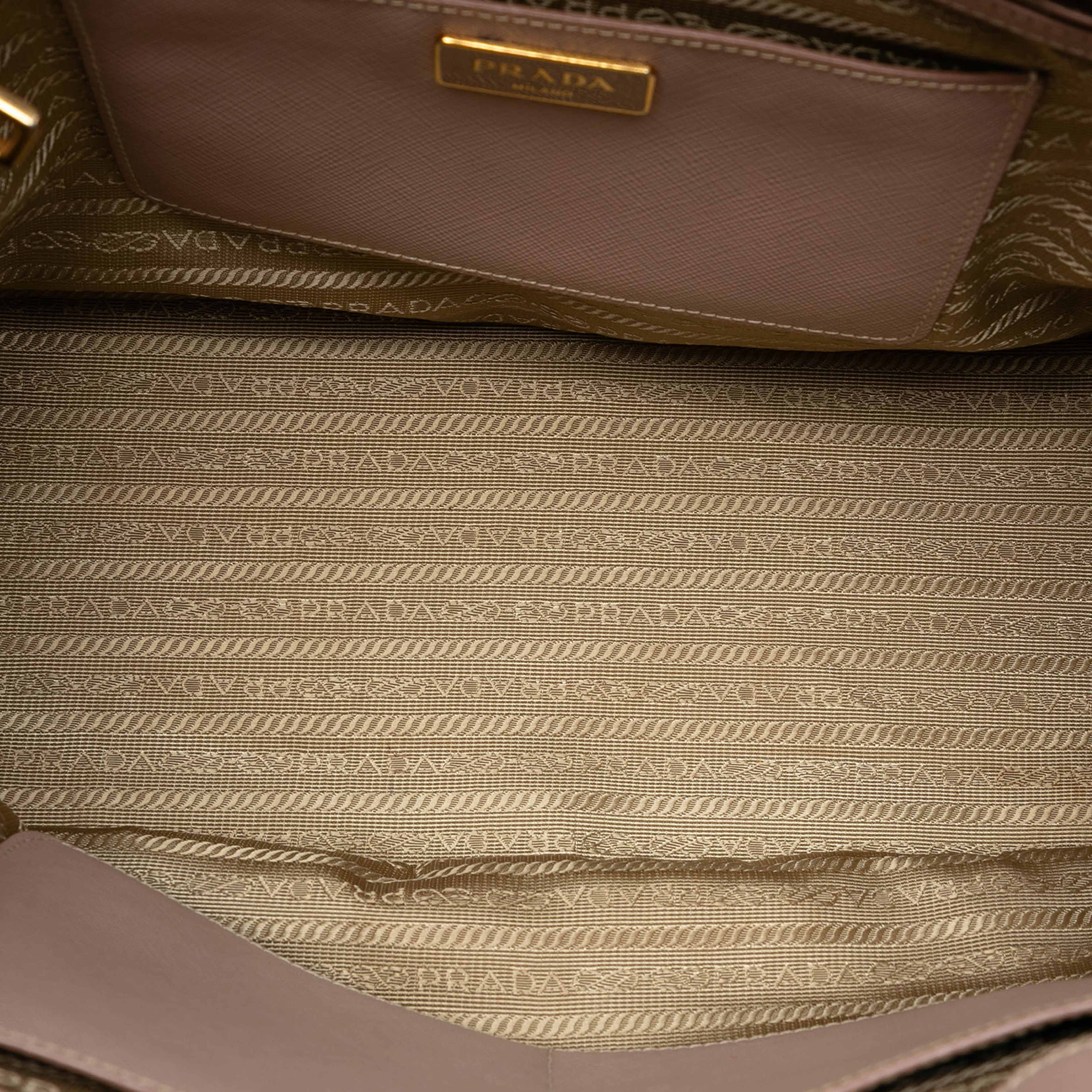 Prada Medium Saffiano Lux Galleria Double Zip Satchel, från Luxclusif, i färgen light beige. Klicka för att öppna bilden i stort format