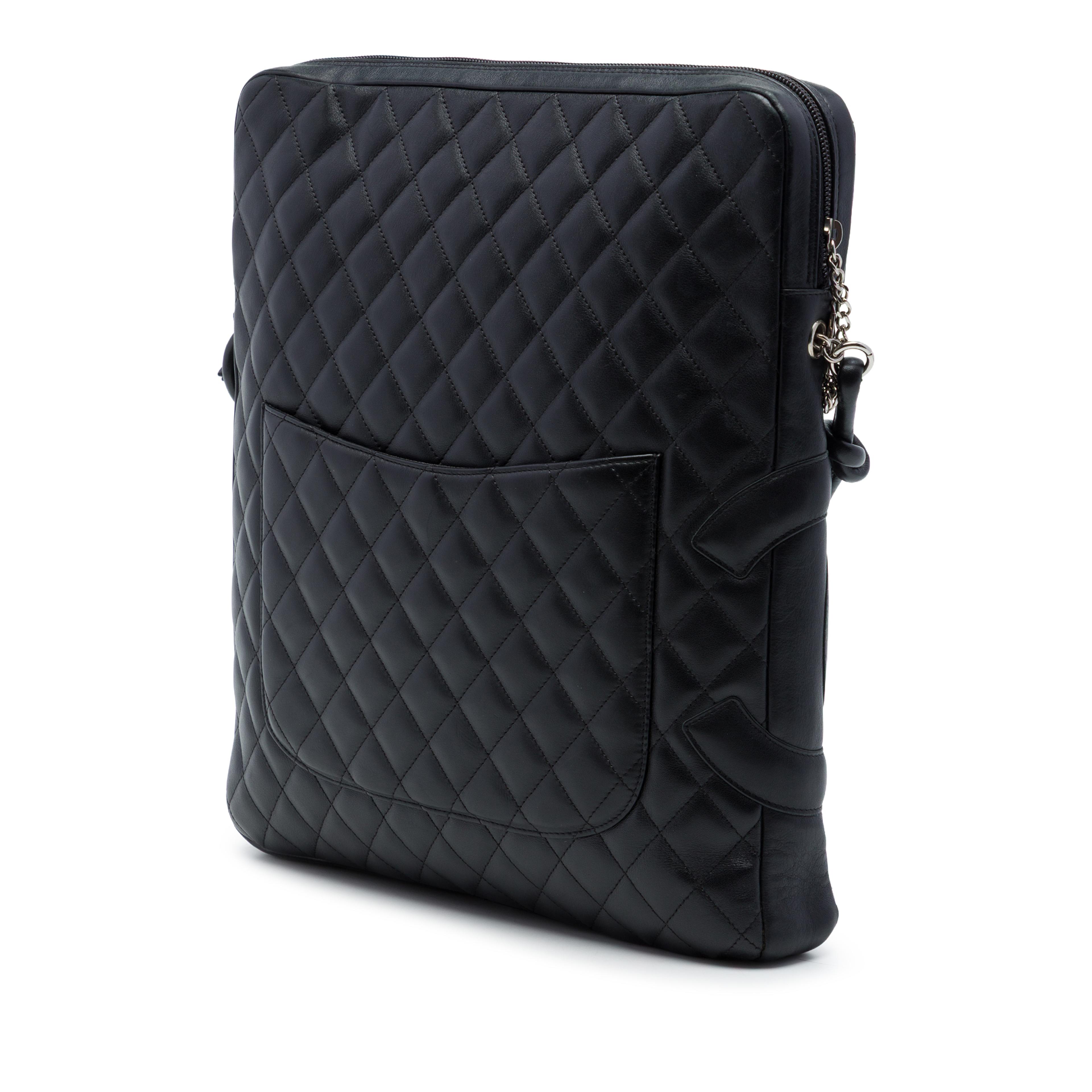 Chanel Large Quilted Lambskin Cambon Ligne Crossbody, från Luxclusif, i färgen svart. Klicka för att öppna bilden i stort format
