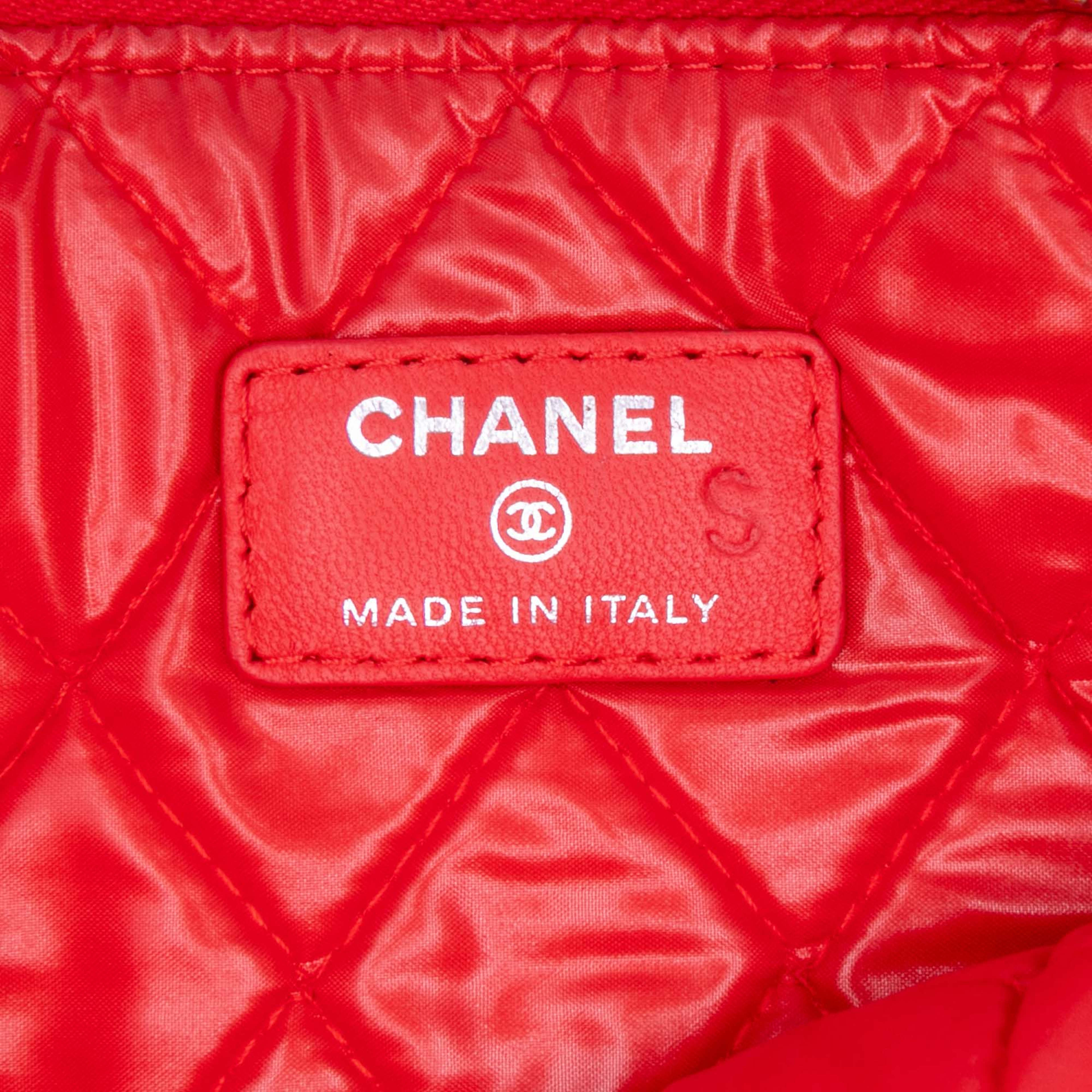 Chanel Medium Printed Lambskin Cuba La Habana O Case Clutch, från Luxclusif, i färgen red. Klicka för att öppna bilden i stort format