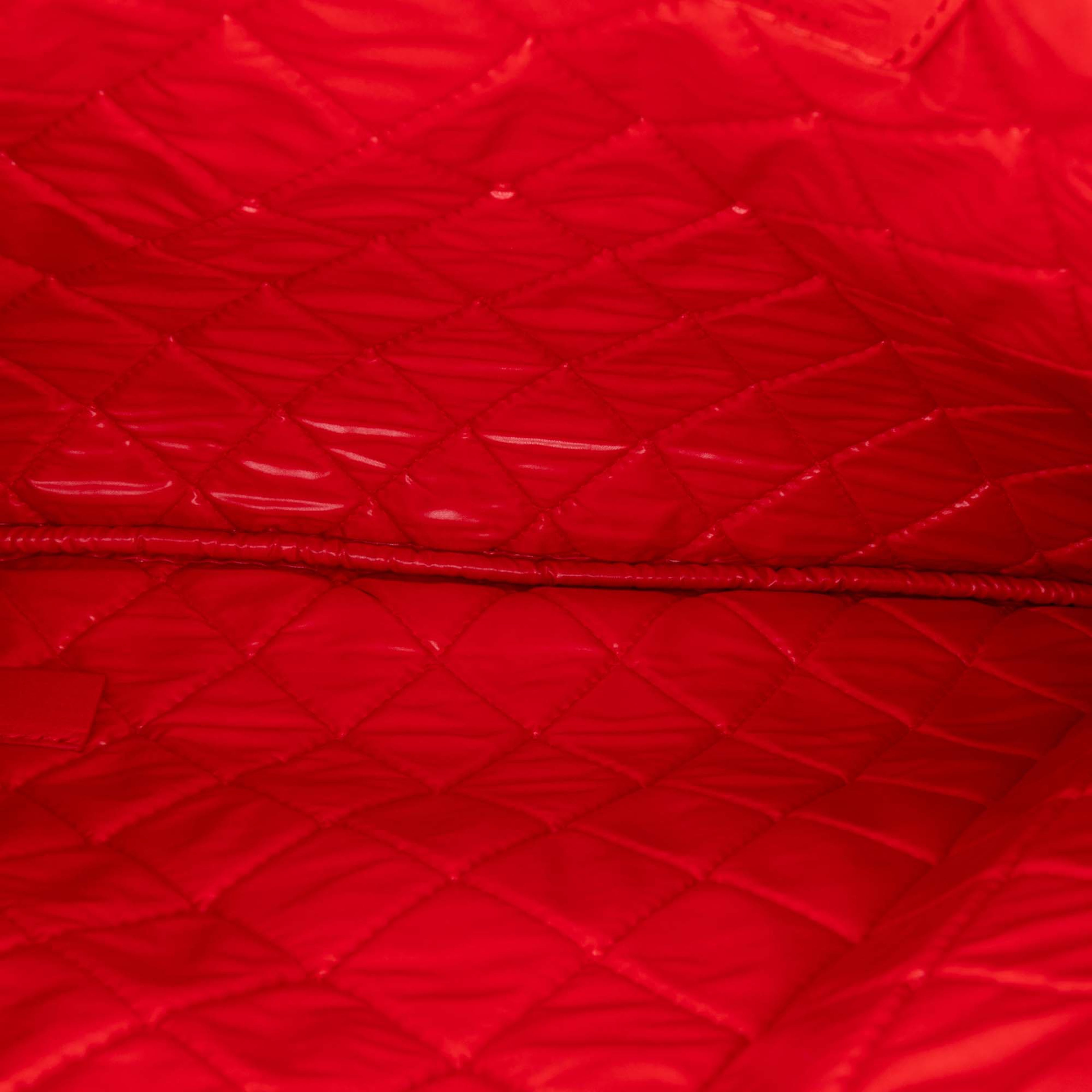 Chanel Medium Printed Lambskin Cuba La Habana O Case Clutch, från Luxclusif, i färgen red. Klicka för att öppna bilden i stort format