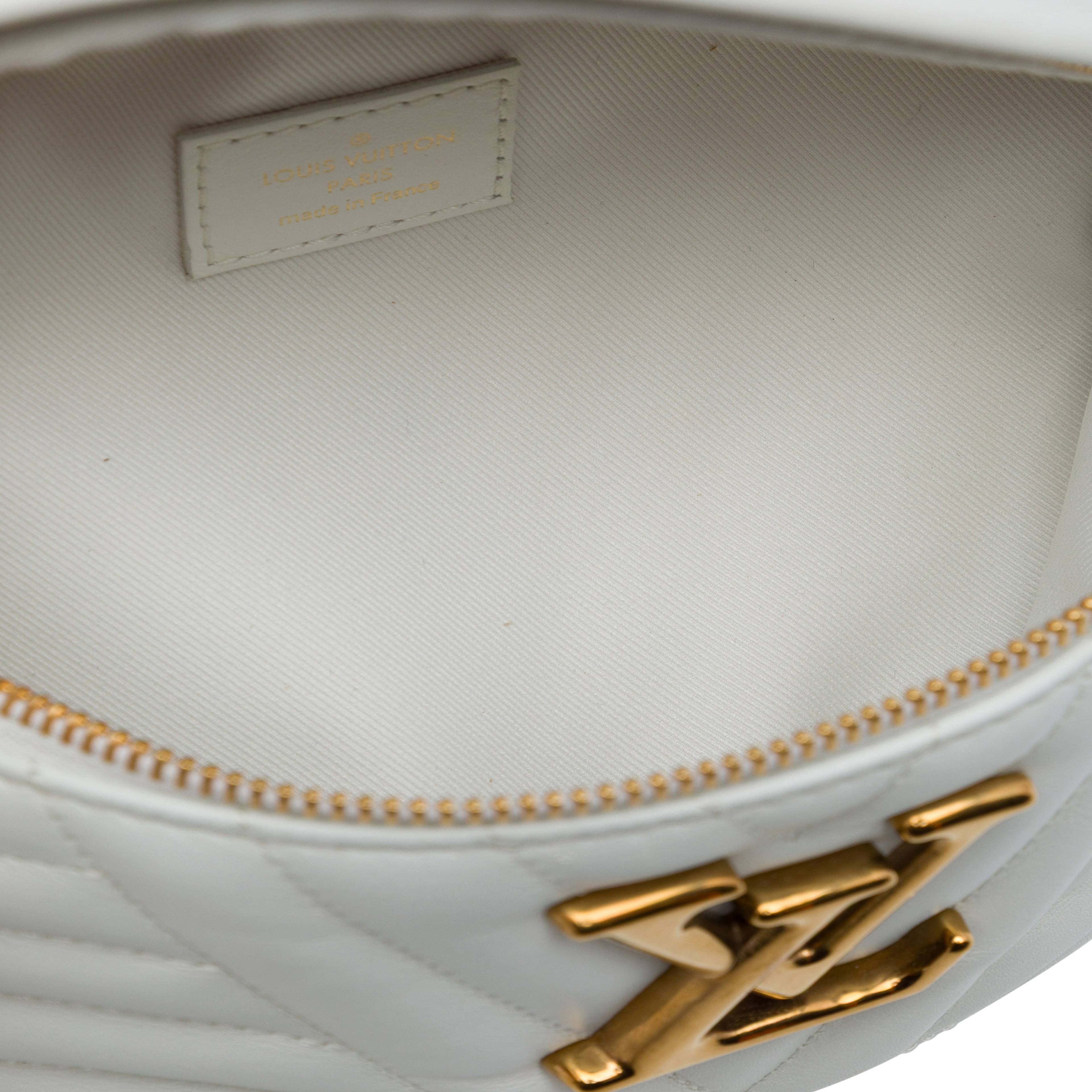Louis Vuitton Calfskin New Wave Bumbag, från Luxclusif, i färgen vit. Klicka för att öppna bilden i stort format