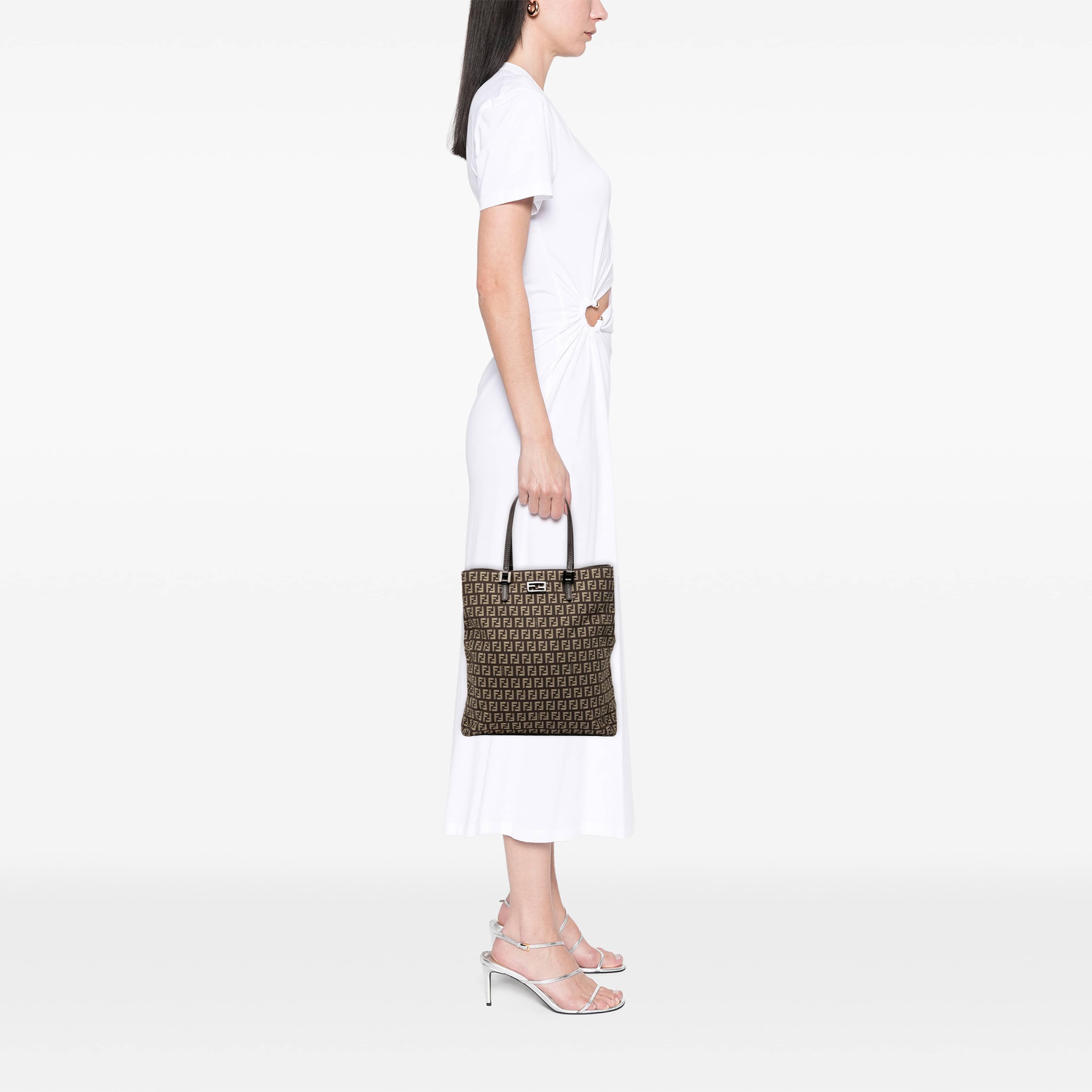 Fendi Zucchino Canvas Tote, från Luxclusif, i färgen brun. Klicka för att öppna bilden i stort format