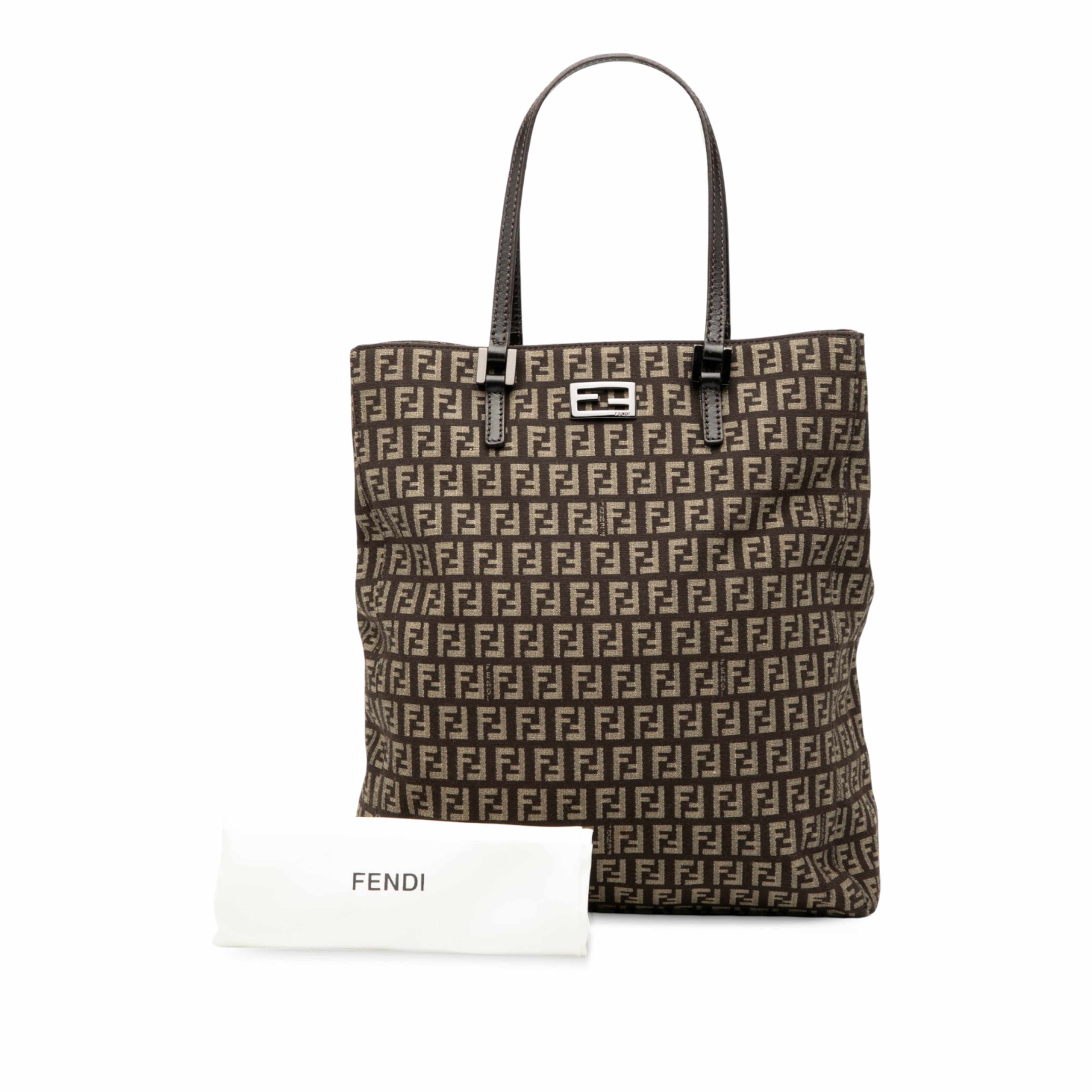 Fendi Zucchino Canvas Tote, från Luxclusif, i färgen brun. Klicka för att öppna bilden i stort format