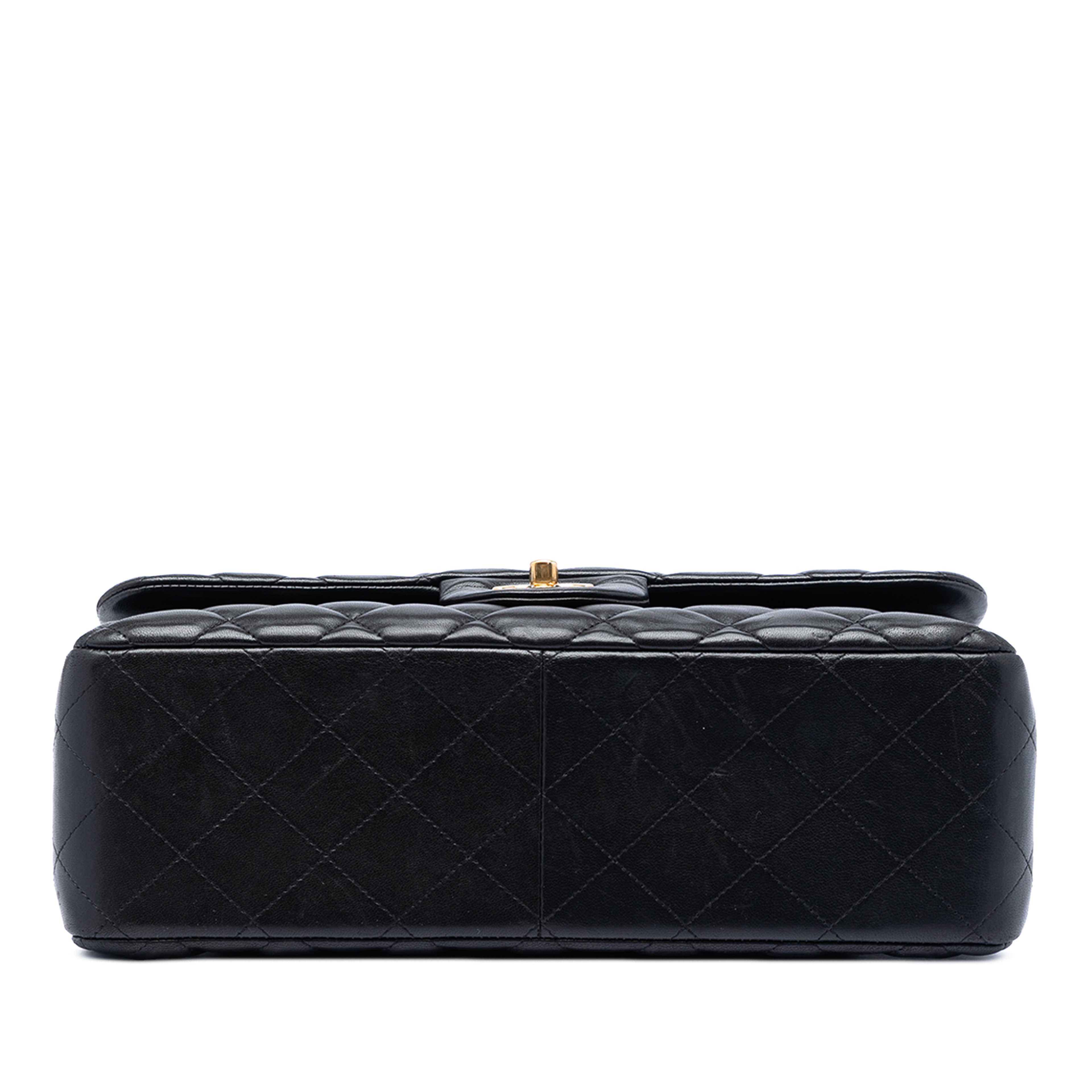 Chanel Jumbo Classic Lambskin Double Flap, från Luxclusif, i färgen svart. Klicka för att öppna bilden i stort format