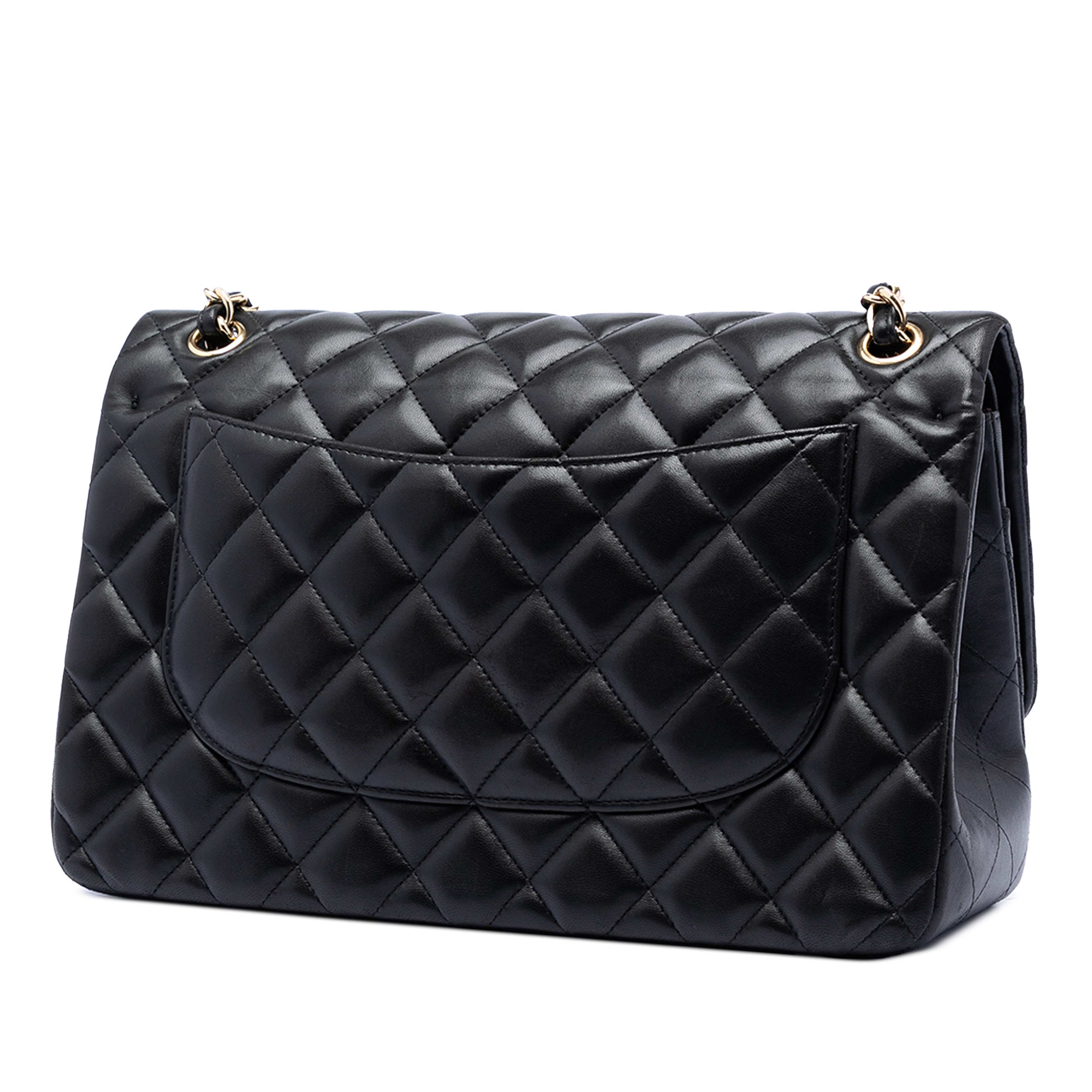 Chanel Jumbo Classic Lambskin Double Flap, från Luxclusif, i färgen black. Klicka för att öppna bilden i stort format
