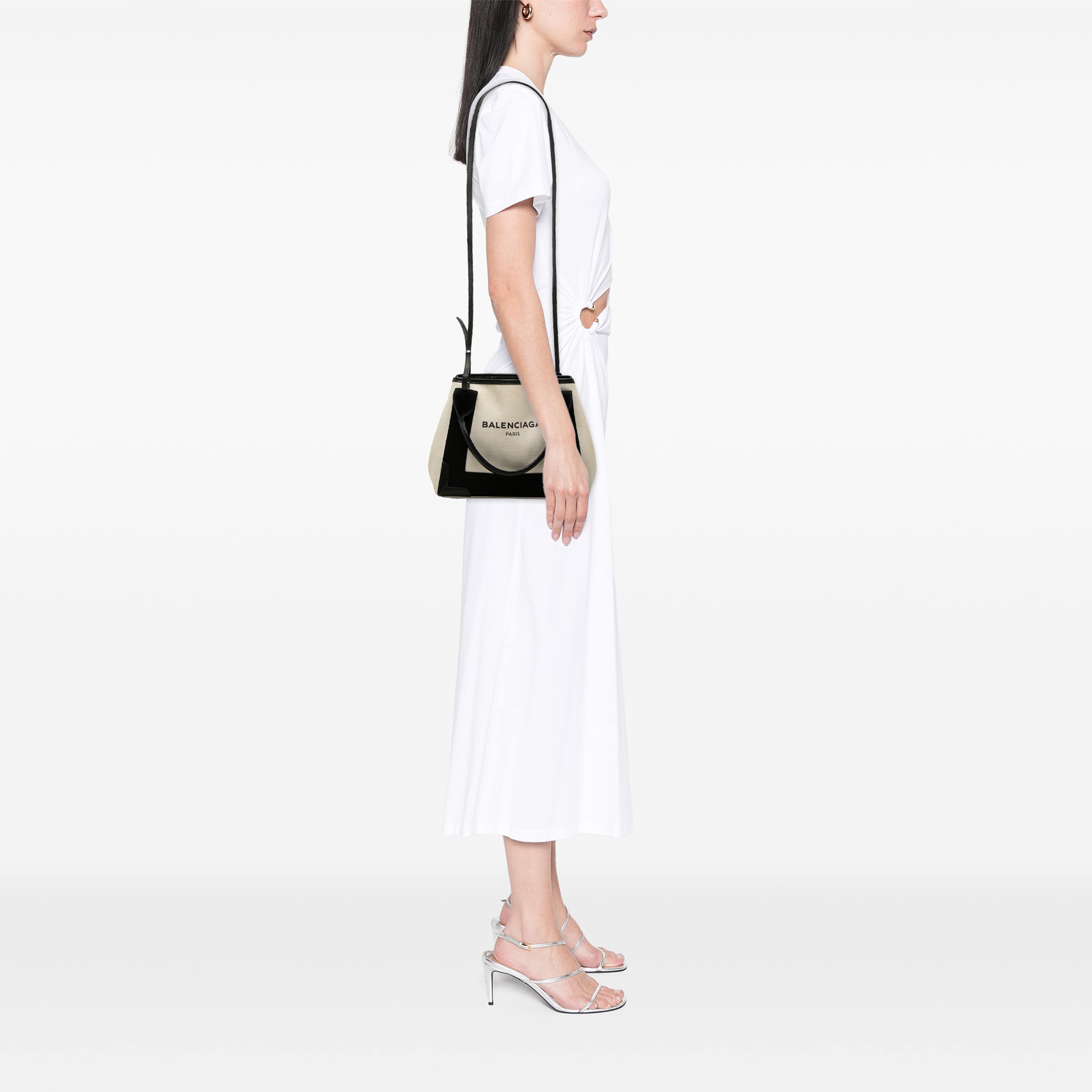 Balenciaga Canvas Navy Cabas Satchel Xs, från Luxclusif, i färgen brun. Klicka för att öppna bilden i stort format