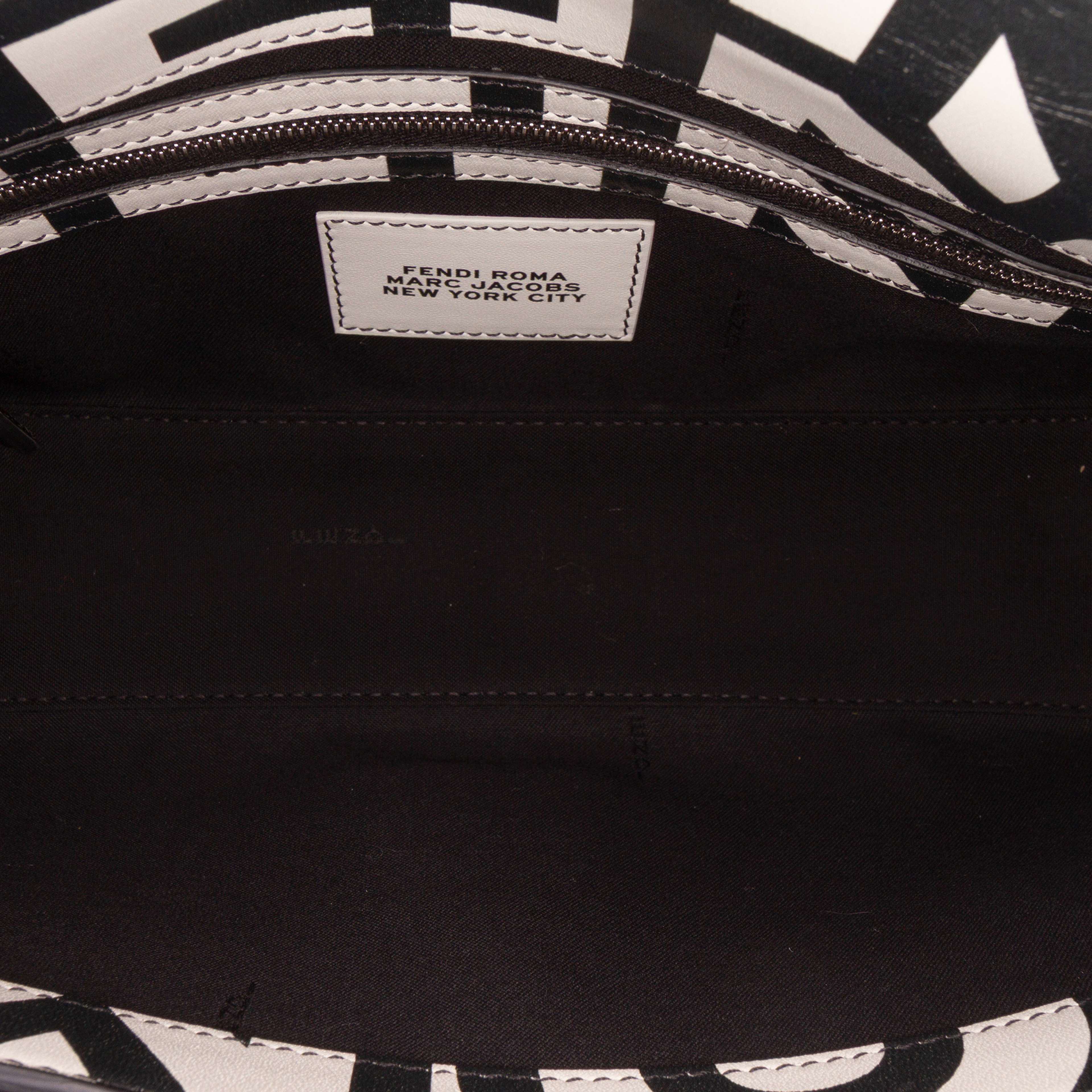 Fendi Marc Jacobs Nappa Vitello King Logo Print Baguette Satchel, från Luxclusif, i färgen white. Klicka för att öppna bilden i stort format
