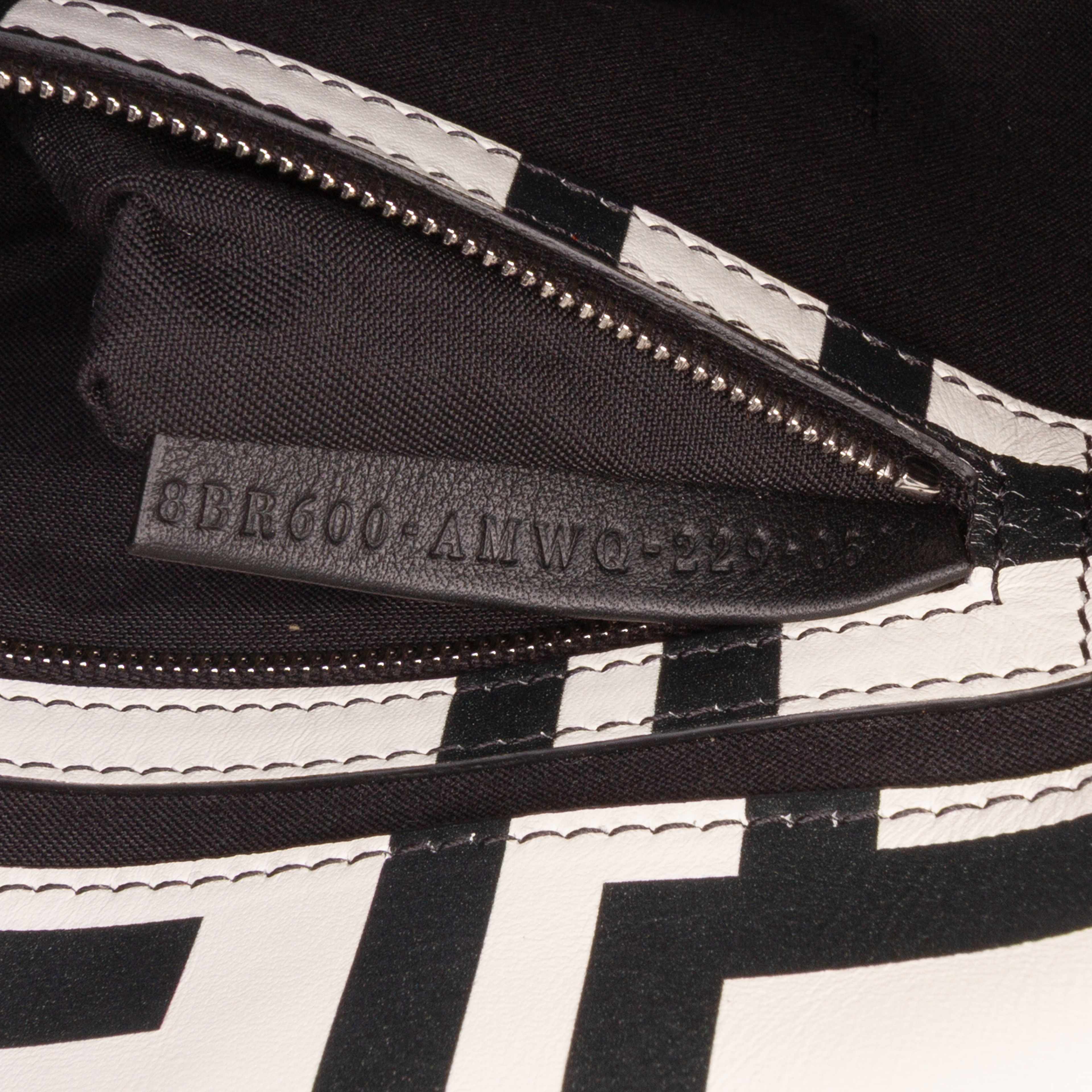 Fendi Marc Jacobs Nappa Vitello King Logo Print Baguette Satchel, från Luxclusif, i färgen white. Klicka för att öppna bilden i stort format