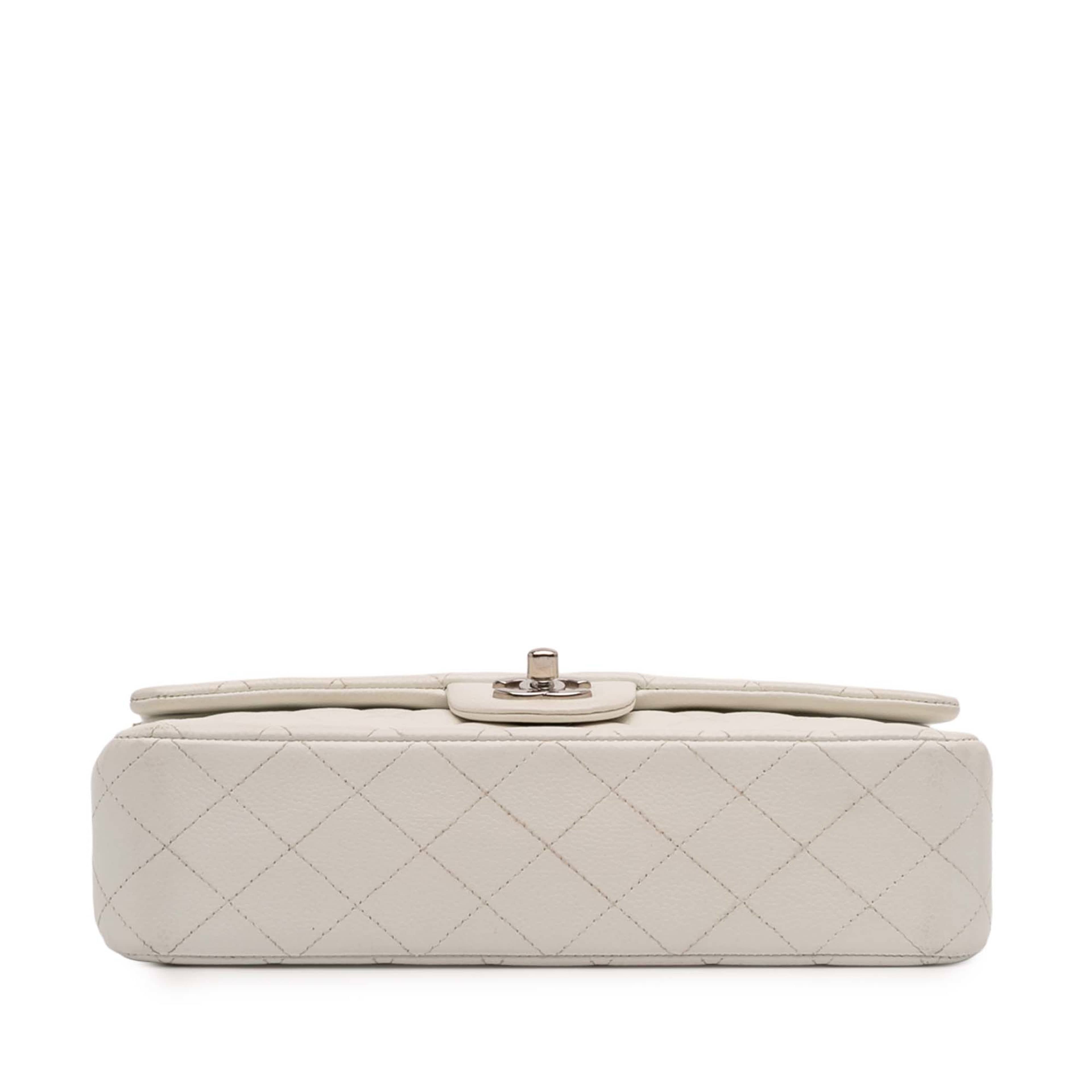 Chanel Medium Classic Caviar Double Flap, från Luxclusif, i färgen ivory.