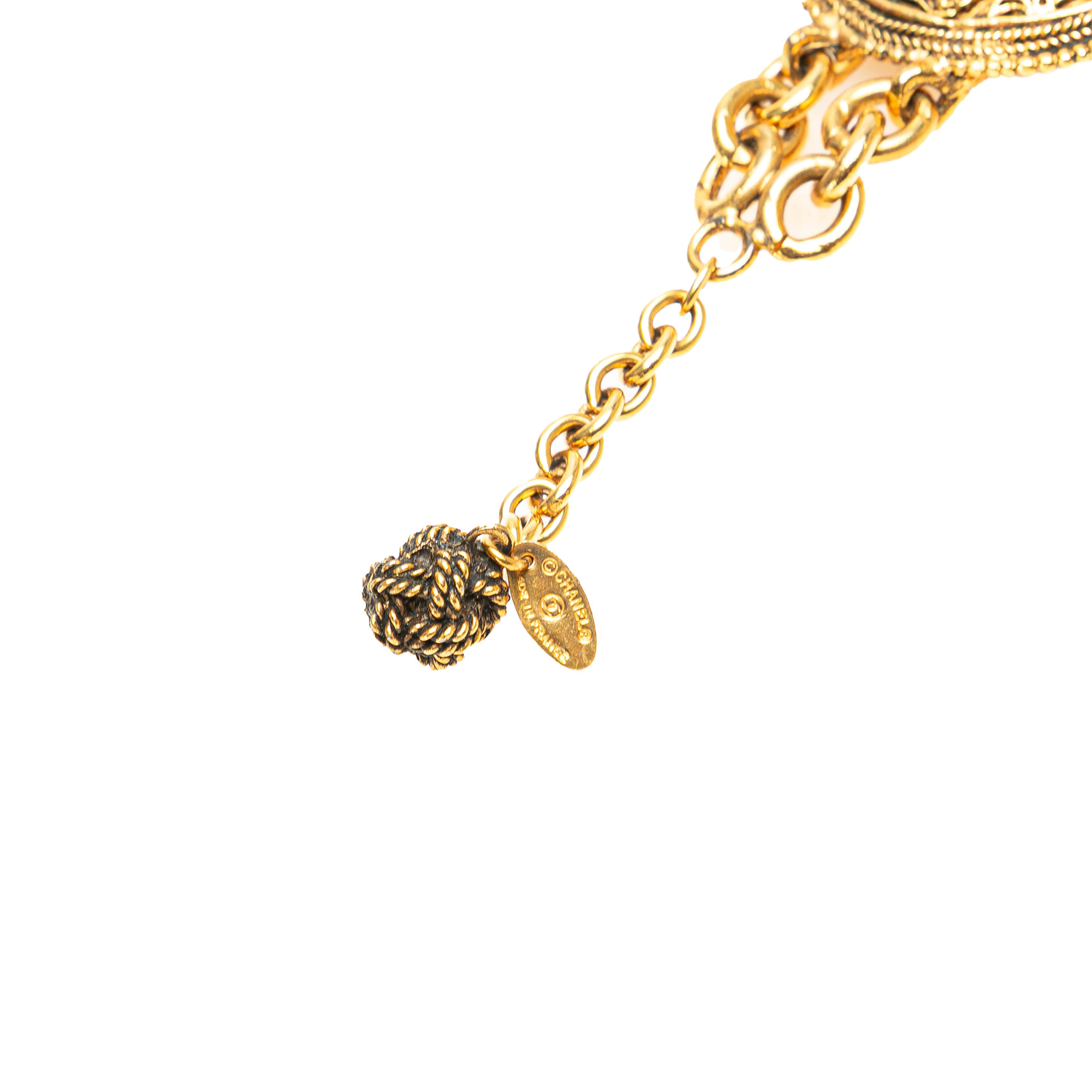 Chanel Gold Plated Coin Medallion Belt, från Luxclusif, i färgen gold. Klicka för att öppna bilden i stort format