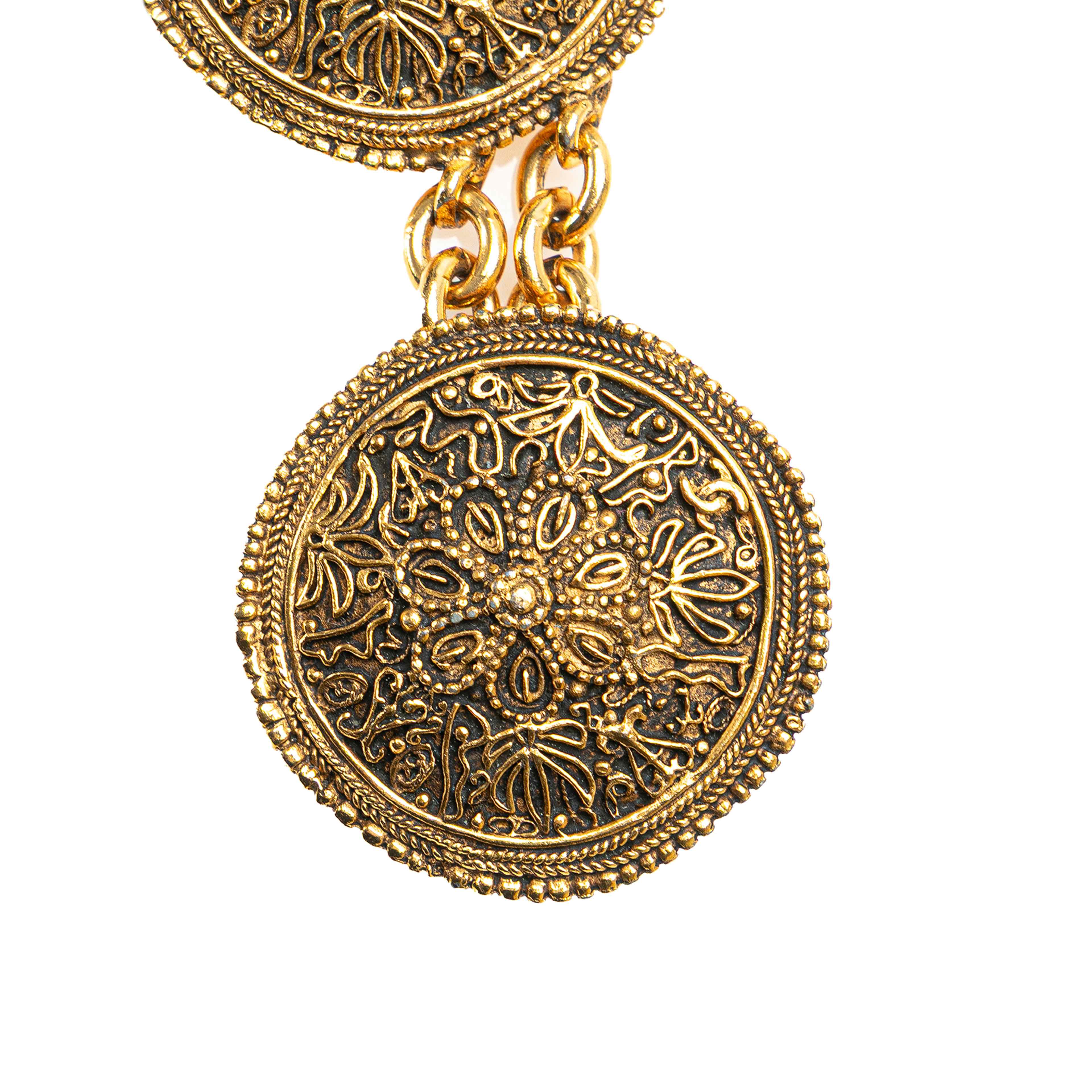 Chanel Gold Plated Coin Medallion Belt, från Luxclusif, i färgen gold. Klicka för att öppna bilden i stort format