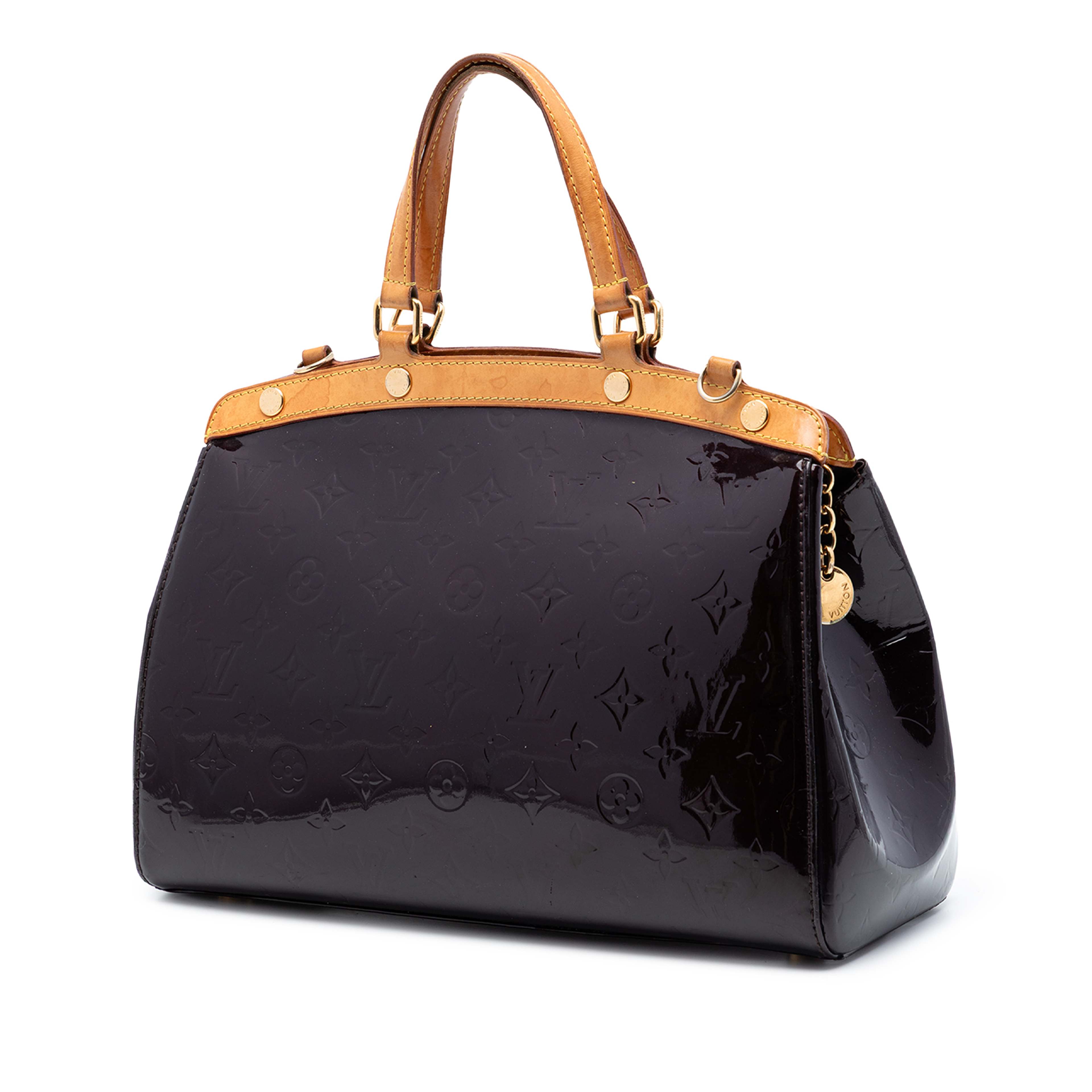 Louis Vuitton Monogram Vernis Brea Mm, från Luxclusif, i färgen purpur. Klicka för att öppna bilden i stort format