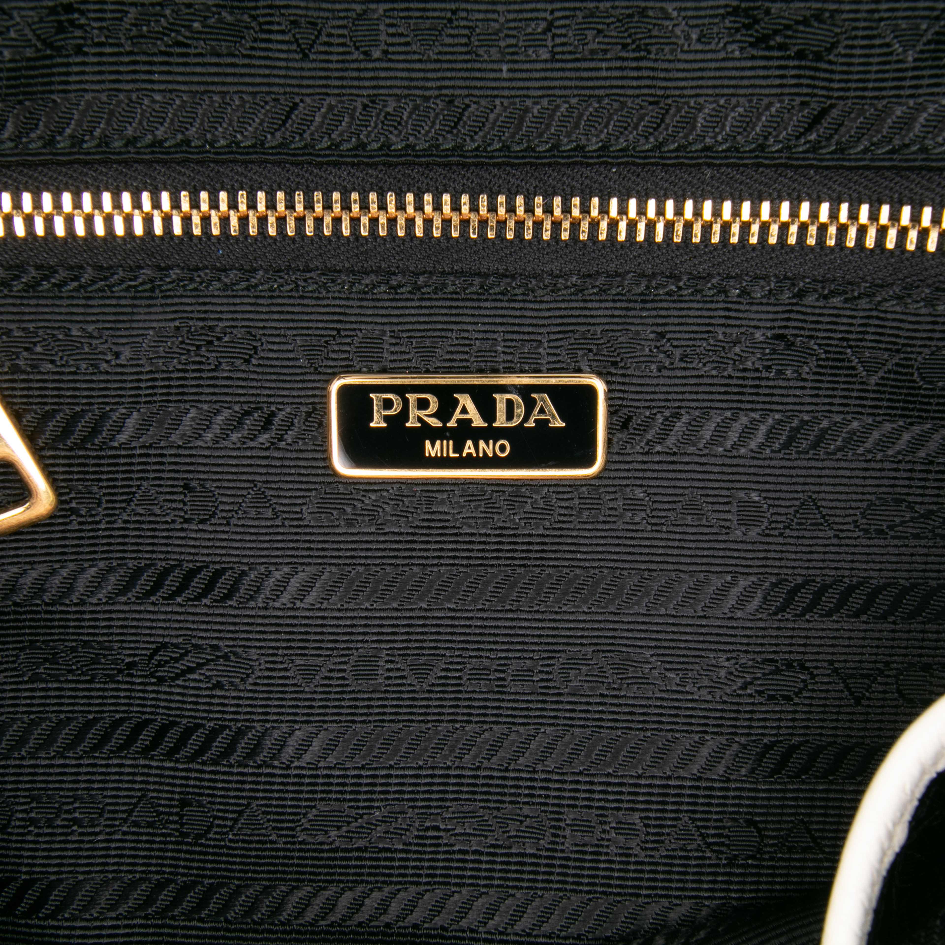 Prada Vitello Daino Camera Bag, från Luxclusif, i färgen white. Klicka för att öppna bilden i stort format