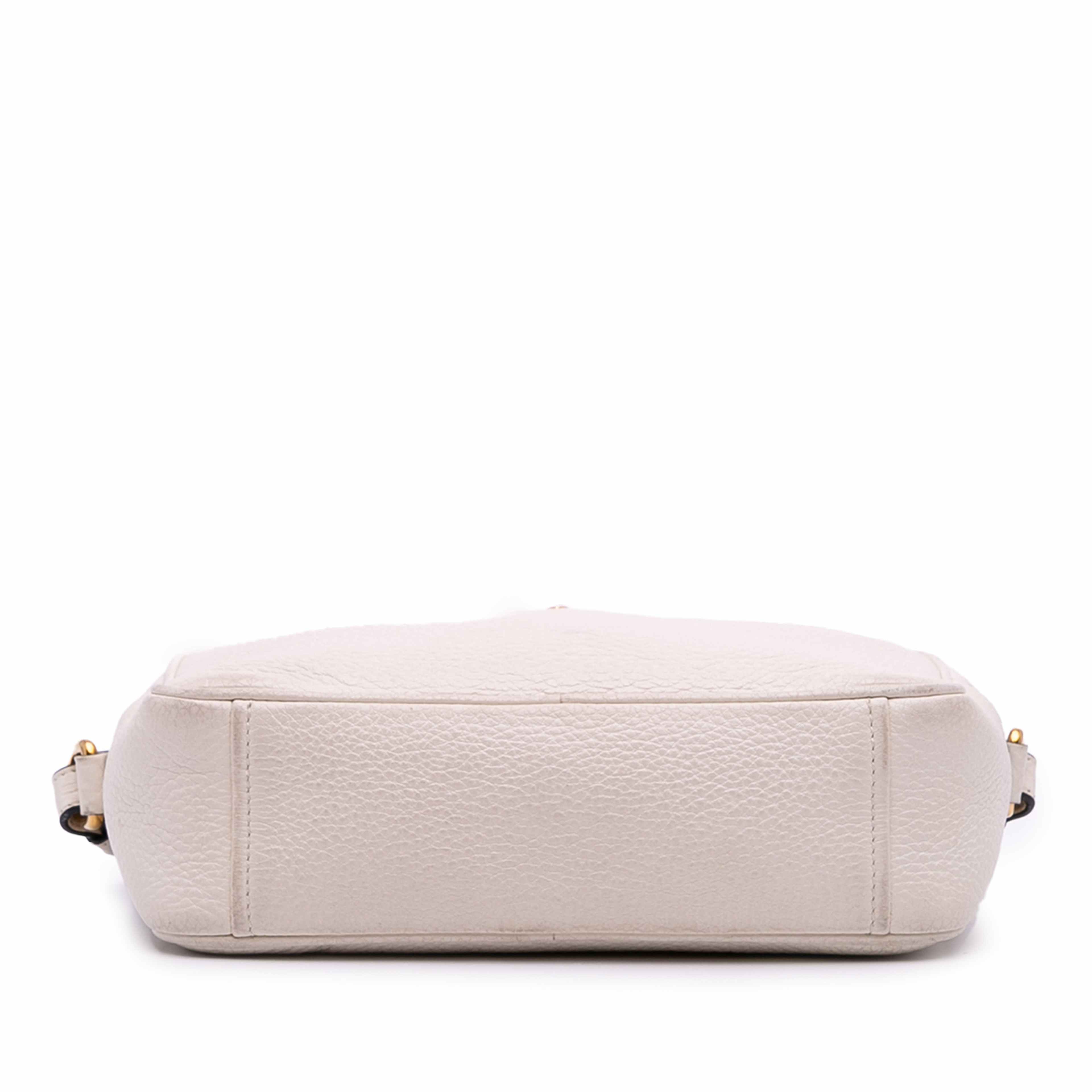 Prada Vitello Daino Camera Bag, från Luxclusif, i färgen white. Klicka för att öppna bilden i stort format