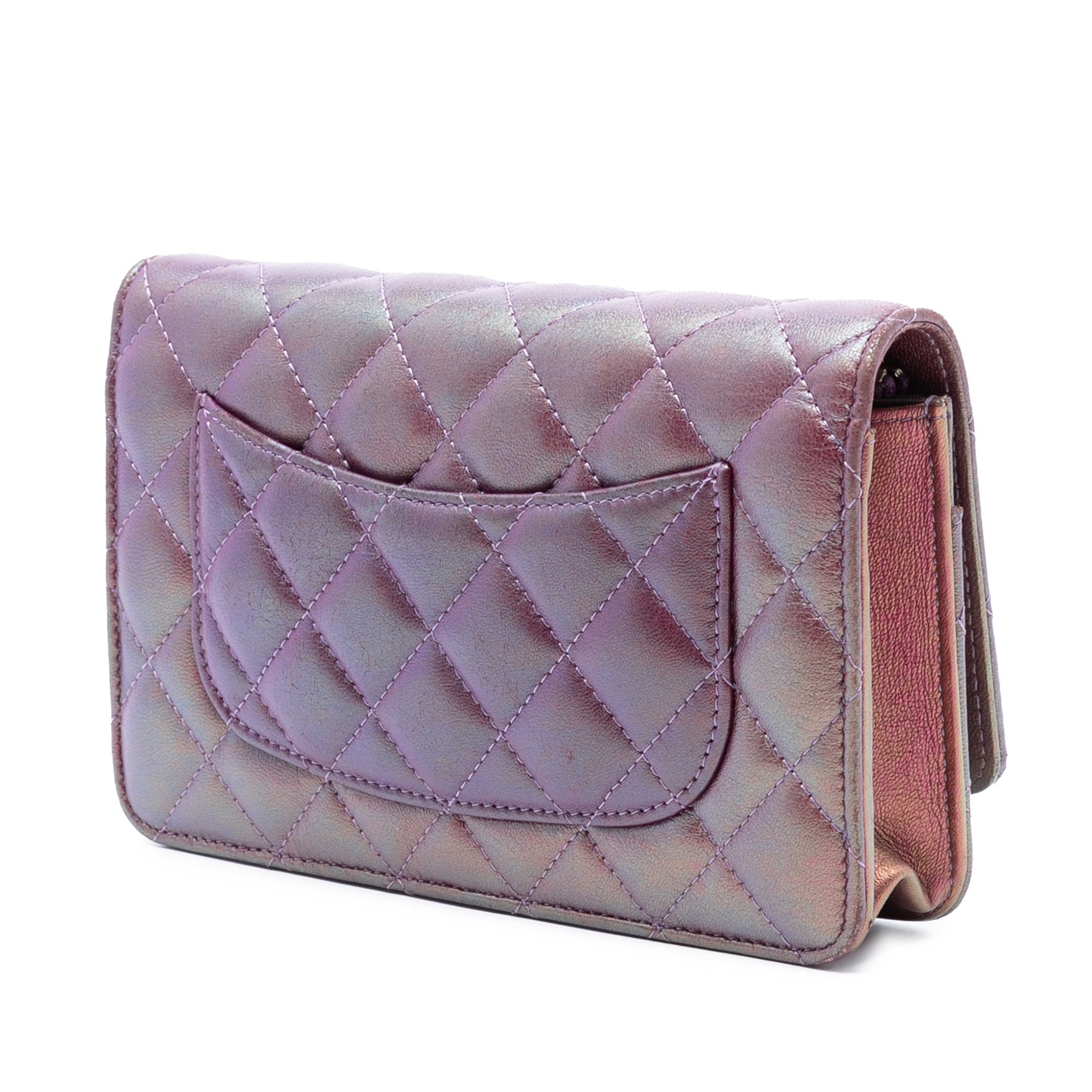 Chanel Cc Quilted Iridescent Lambskin Wallet On Chain, från Luxclusif, i färgen purple. Klicka för att öppna bilden i stort format
