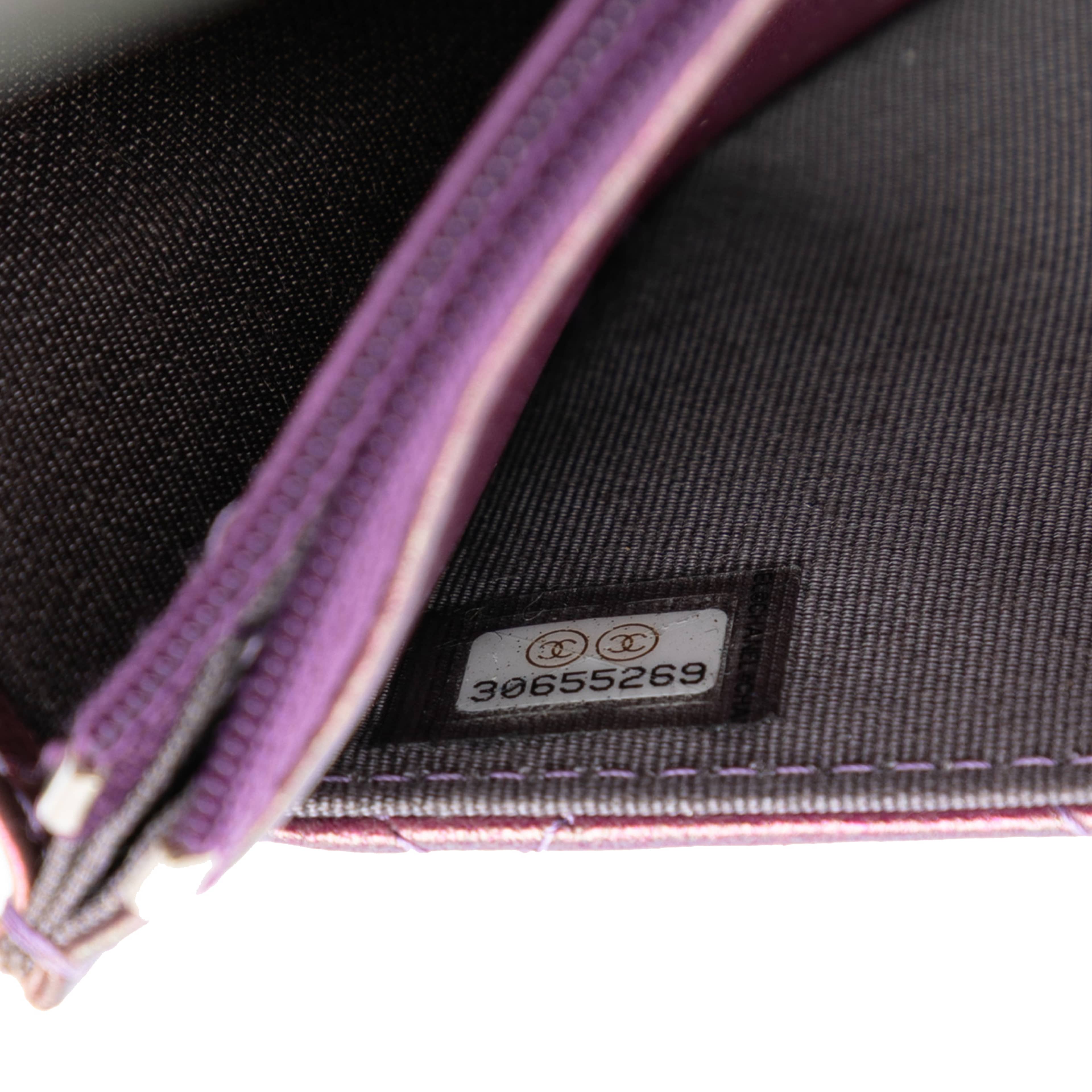 Chanel Cc Quilted Iridescent Lambskin Wallet On Chain, från Luxclusif, i färgen purple. Klicka för att öppna bilden i stort format