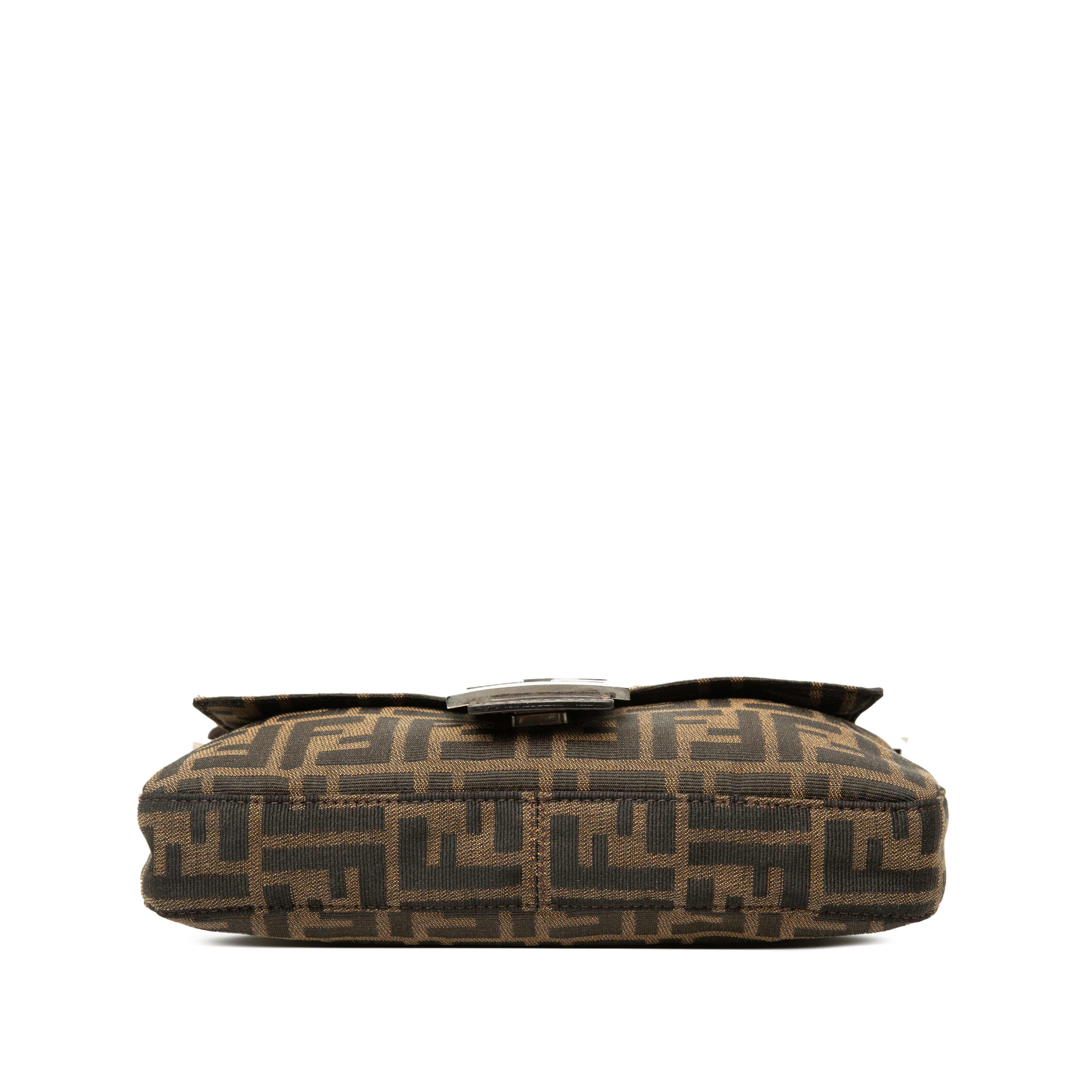 Fendi Zucca Canvas Baguette, från Luxclusif, i färgen brun. Klicka för att öppna bilden i stort format