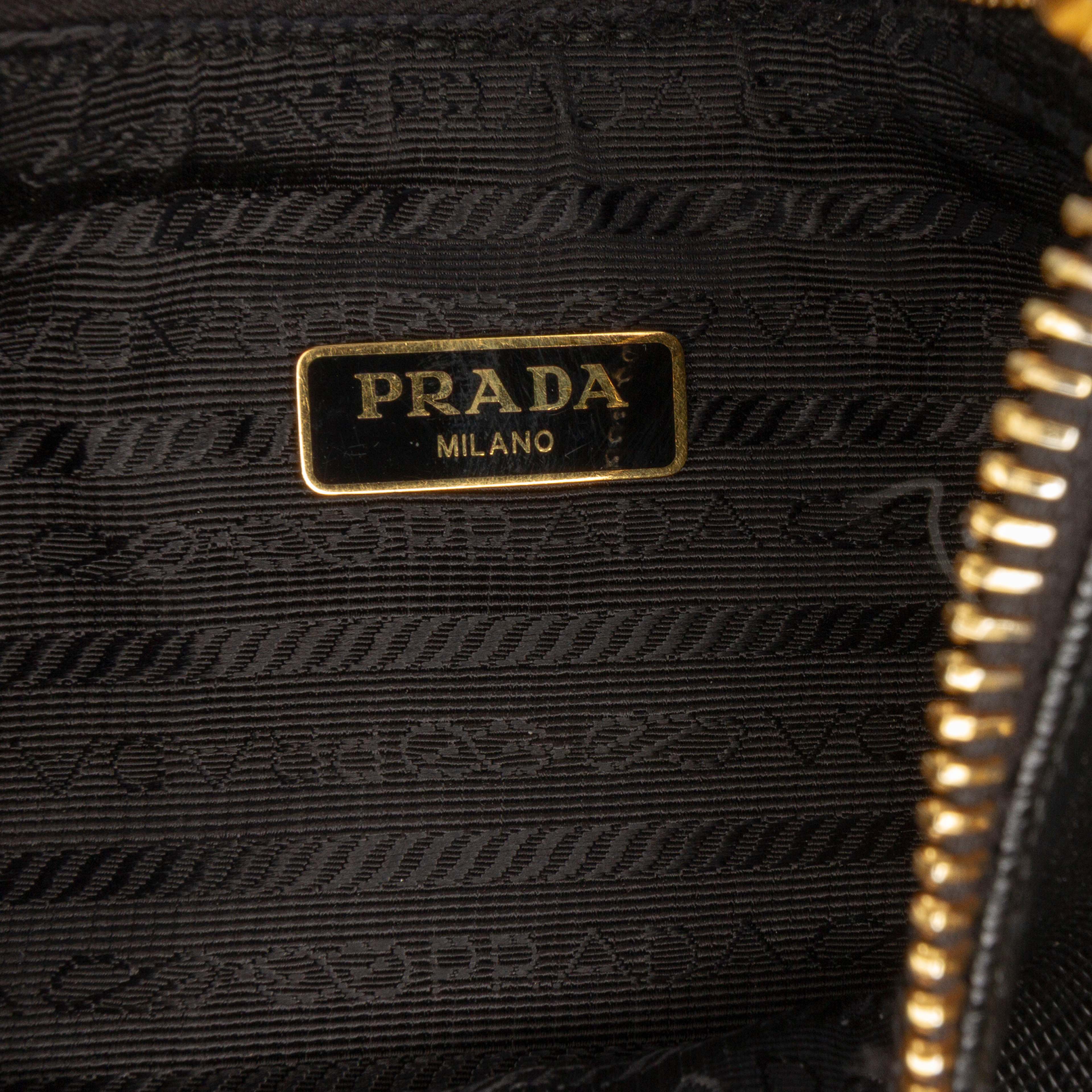 Prada Saffiano Re Edition 2005 Satchel, från Luxclusif, i färgen black. Klicka för att öppna bilden i stort format