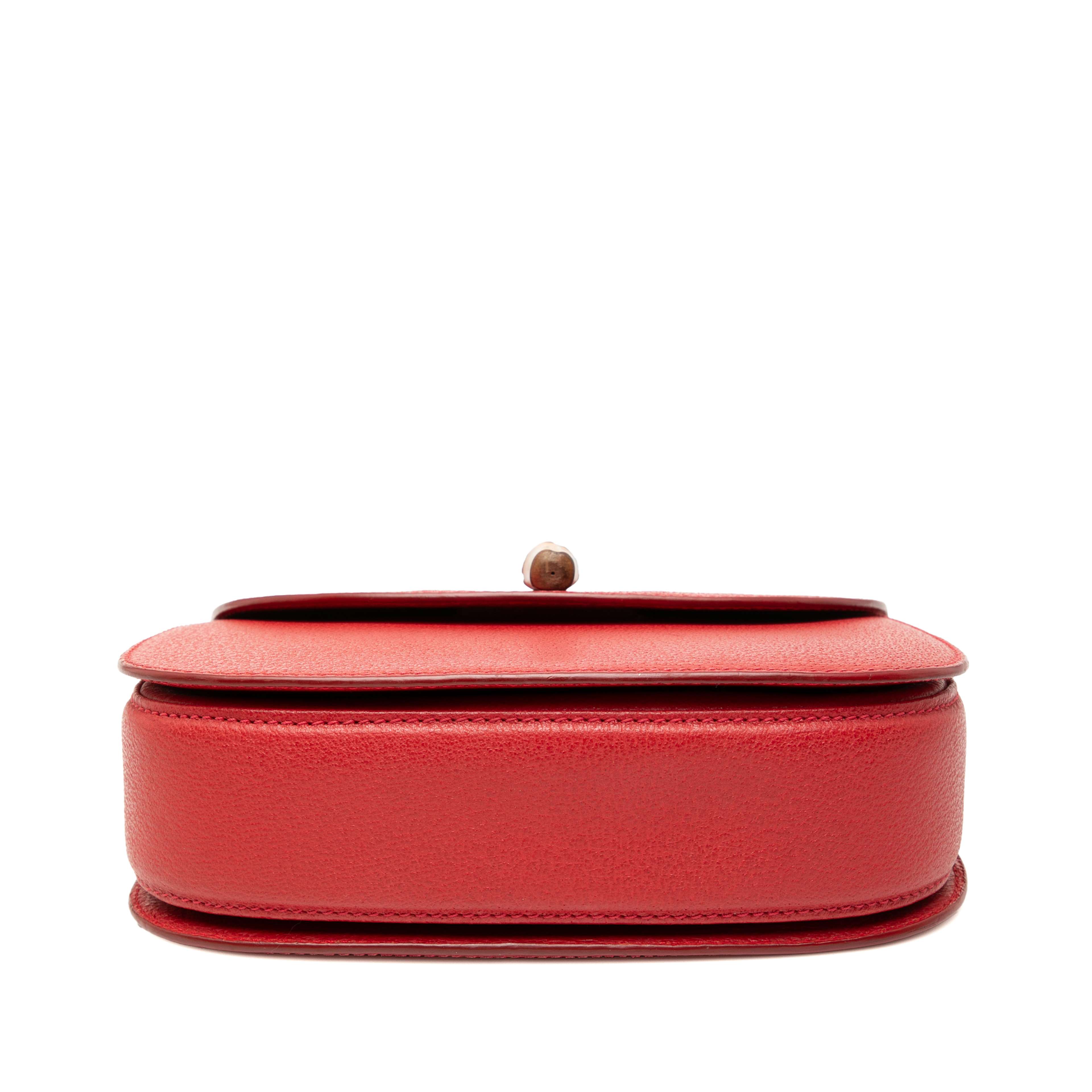 Gucci Grained Calfskin Bamboo Night, från Luxclusif, i färgen red. Klicka för att öppna bilden i stort format